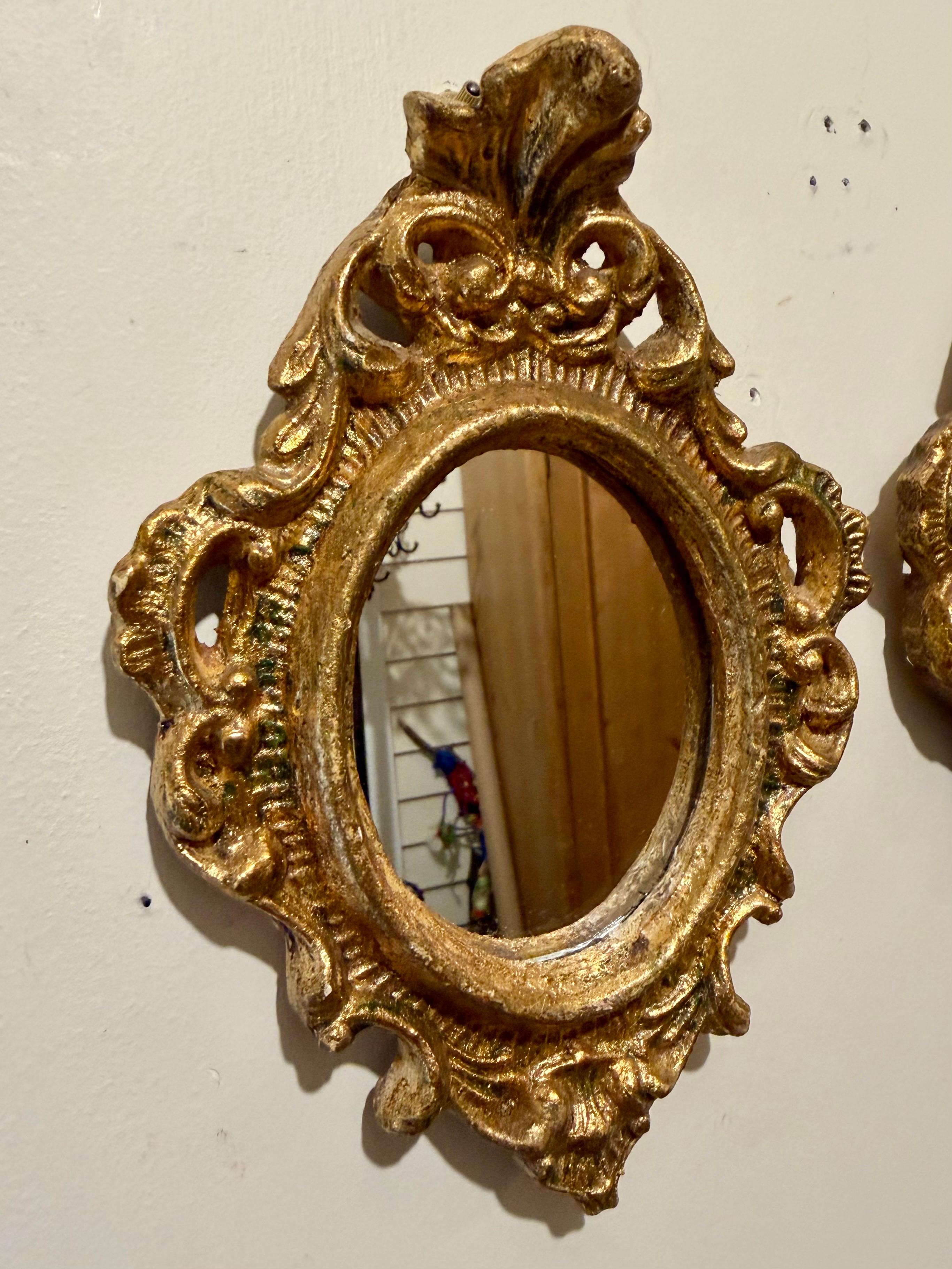 Hollywood Regency Coppia di specchi d'epoca in legno dorato Florentine in vendita