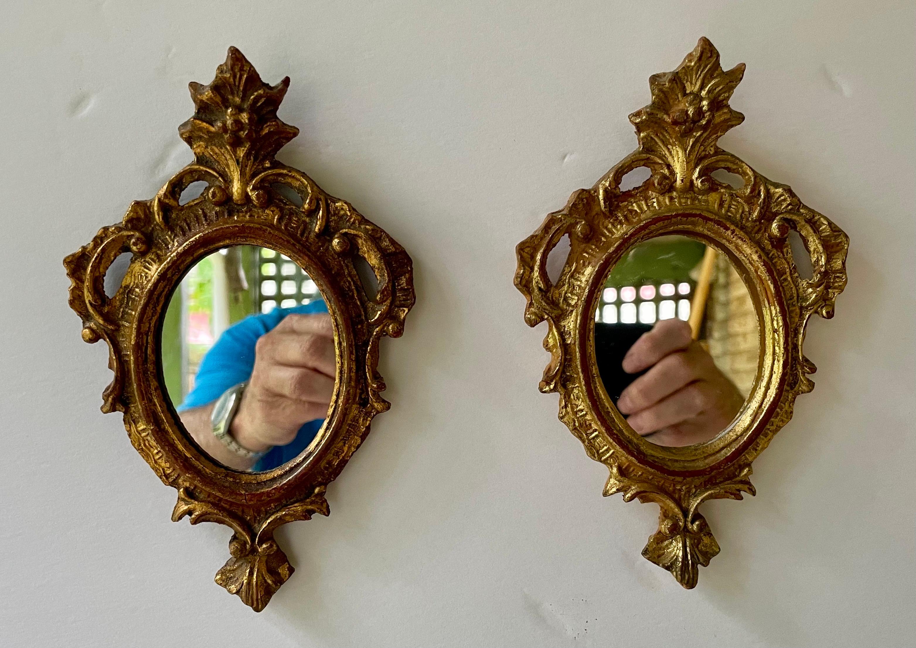 Italiano Coppia di specchi d'epoca in legno dorato Florentine in vendita