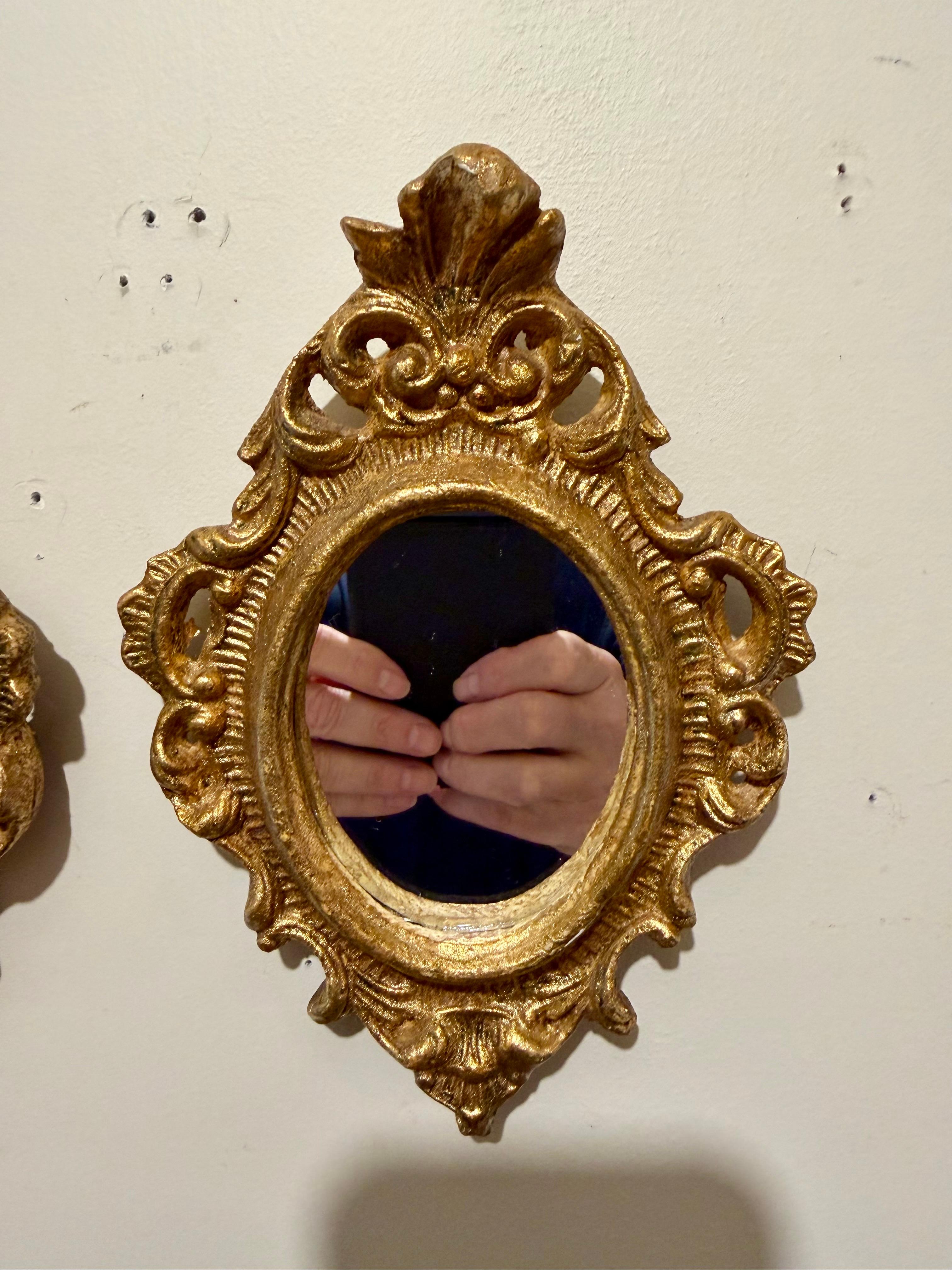 Italiano Coppia di specchi d'epoca in legno dorato Florentine in vendita