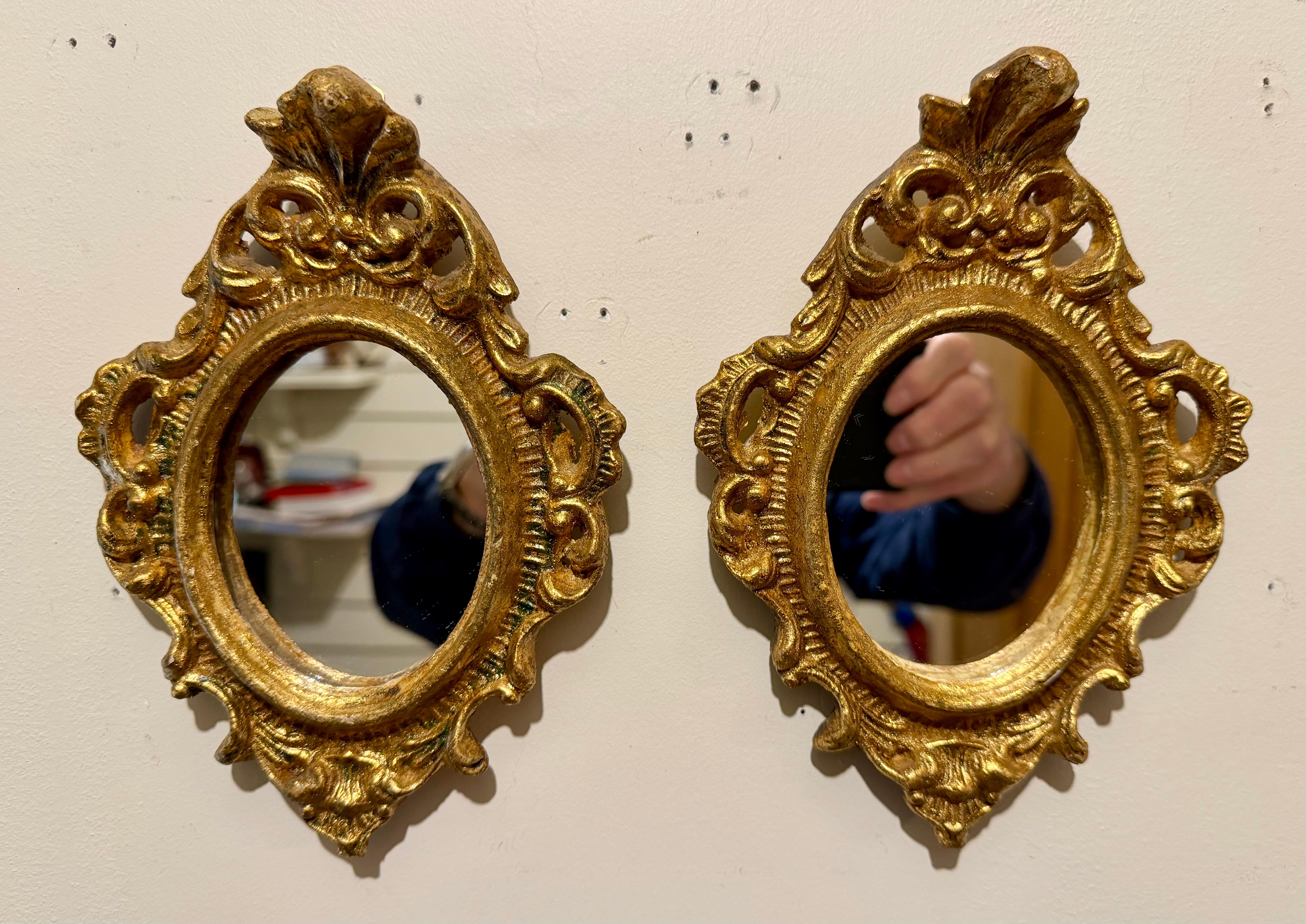 Coppia di specchi d'epoca in legno dorato Florentine In condizioni buone in vendita a New York, NY