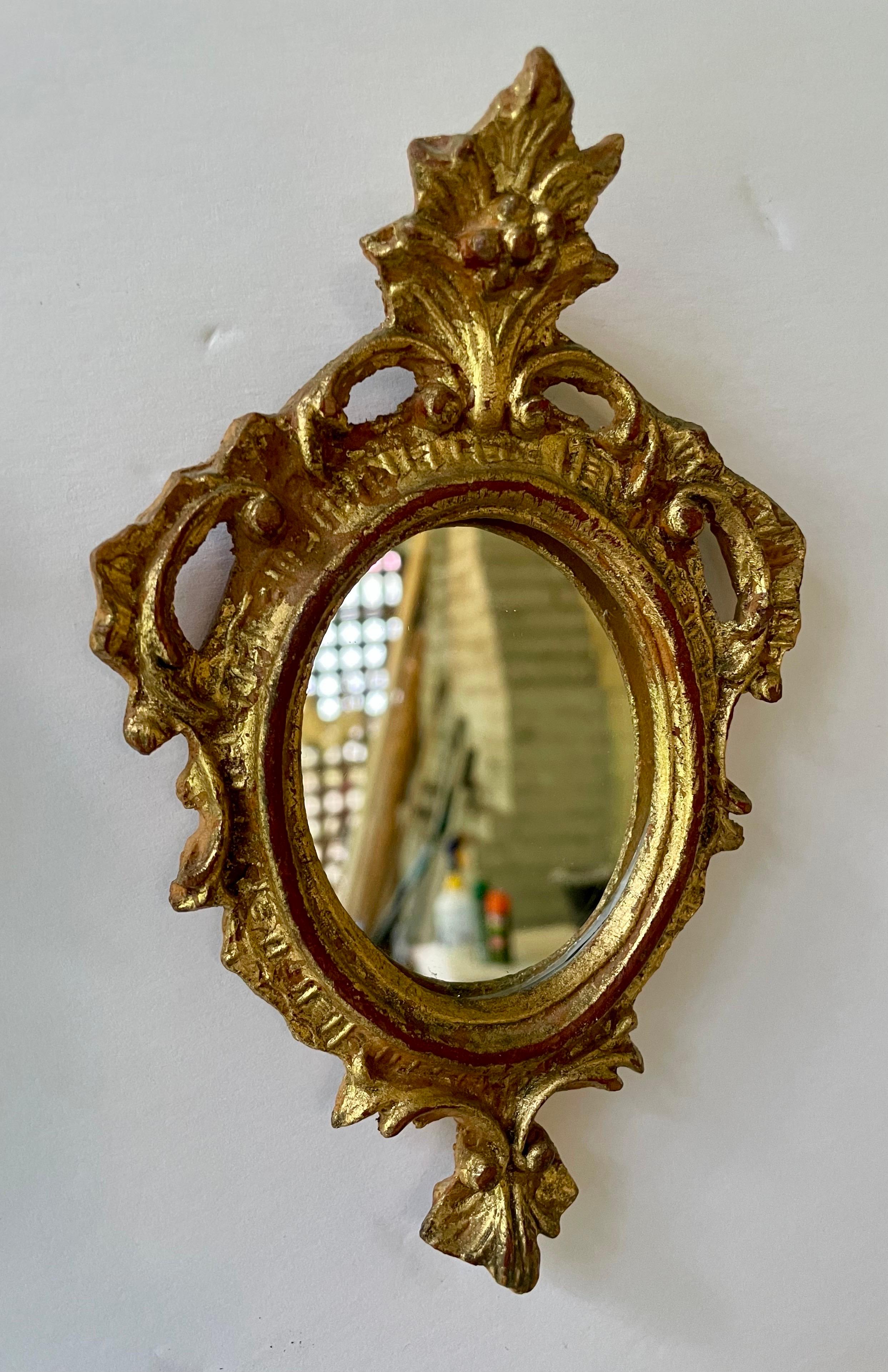 Metà XX secolo Coppia di specchi d'epoca in legno dorato Florentine in vendita