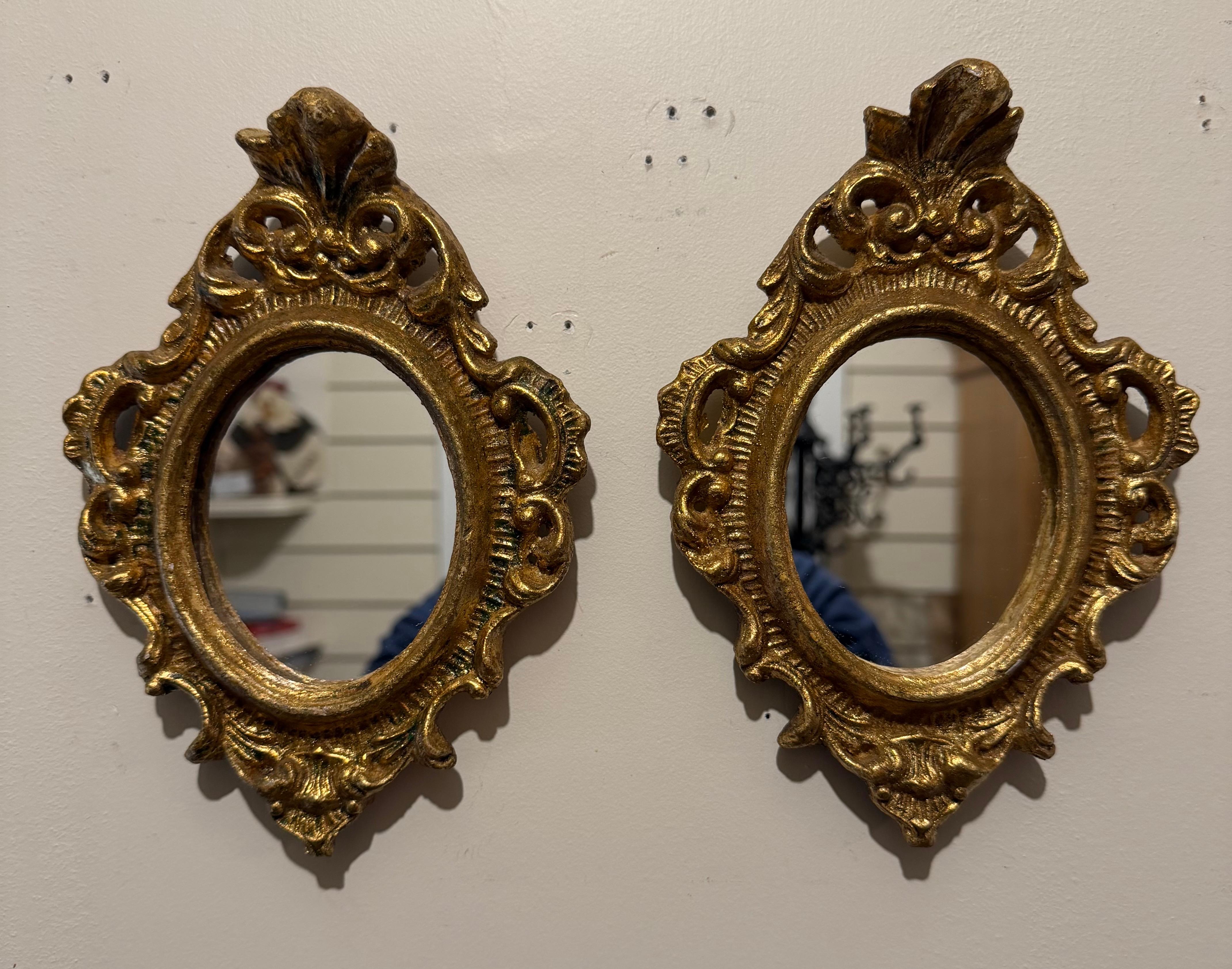 Metà XX secolo Coppia di specchi d'epoca in legno dorato Florentine in vendita