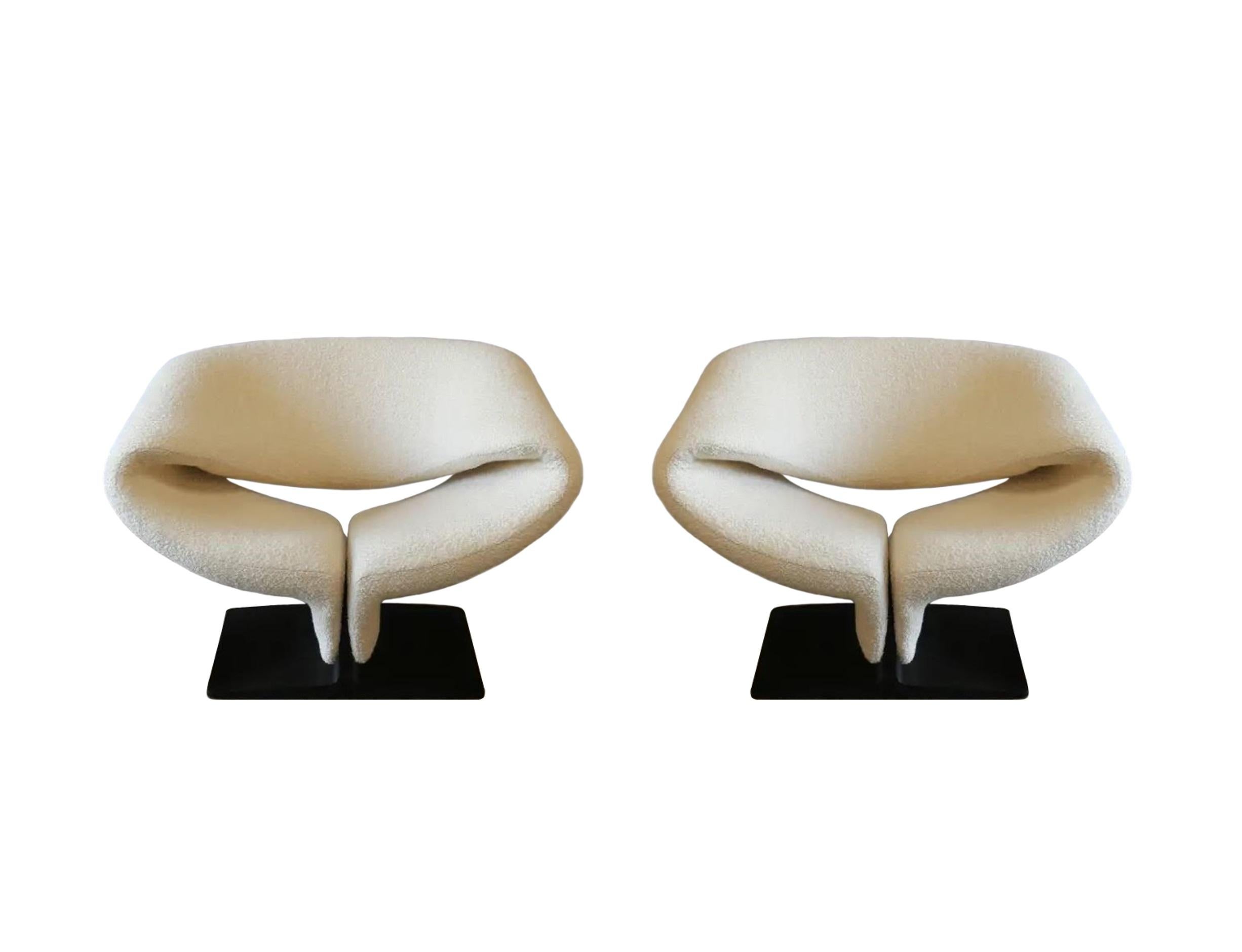 Paire originale de chaises à ruban modèle 582, conçues par Pierre Paulin pour Artifort. Une forme frappante, de l'ère spatiale, avec des plans courbes. Des lignes plongeantes et une forme profilée incroyables. Peut-être la solution d'assise la plus