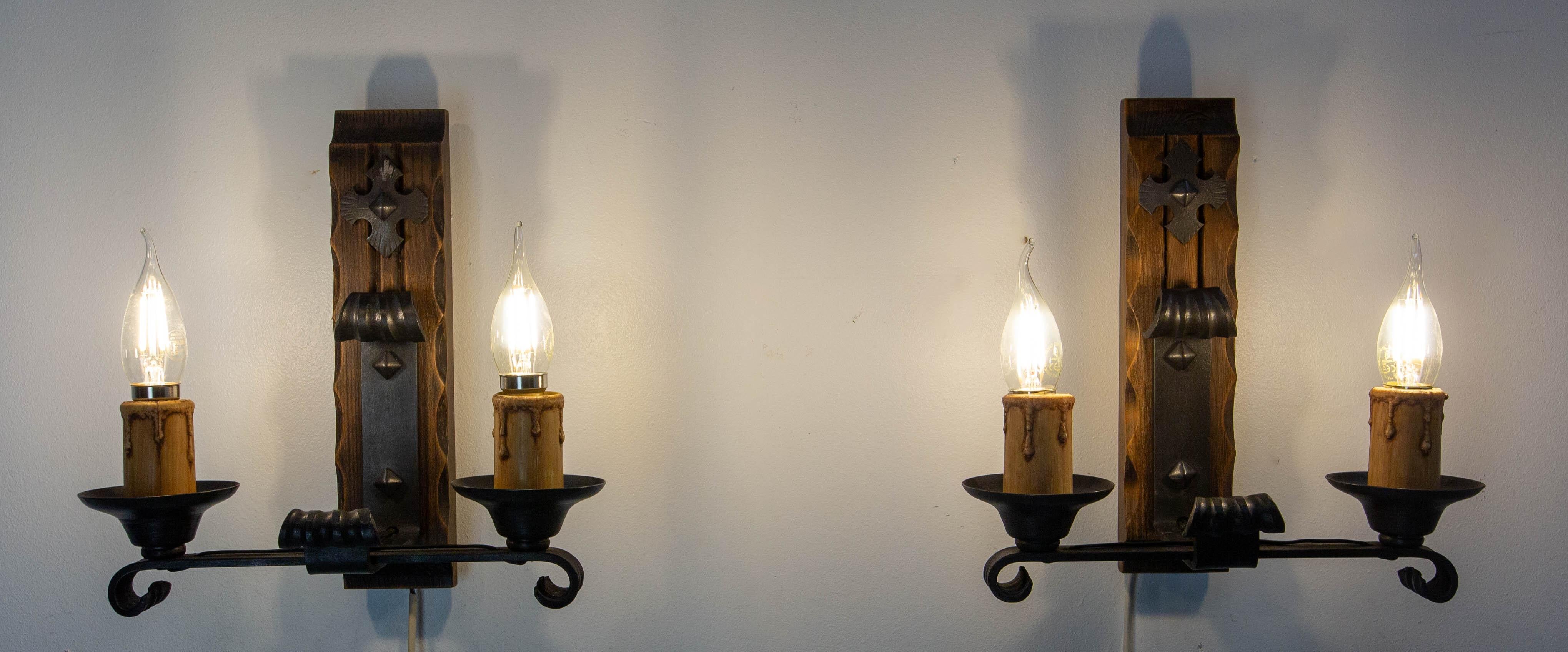 Coppia di lampade da parete doppie del Medioevo di produzione francese, circa 1960. 
Pino e ferro battuto.
Sono adatti agli standard USA, UE o UK.

Buone condizioni vintage

Spedizione:
22 / 30 / 30 cm 4.2 kg.