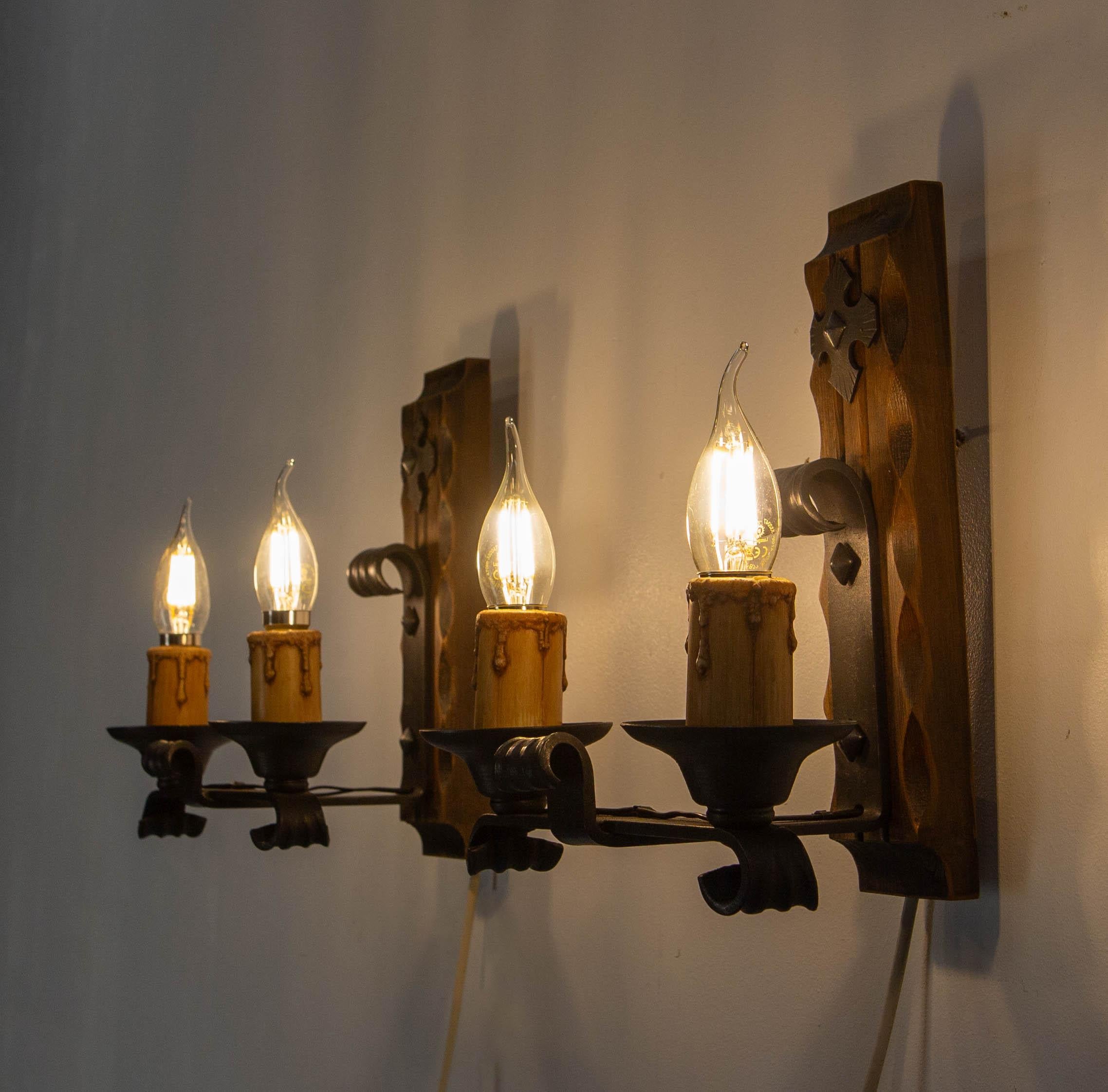 Mid-Century moderno Coppia di doppie lampade da parete in pino e ferro battuto Francese, 1960 in vendita