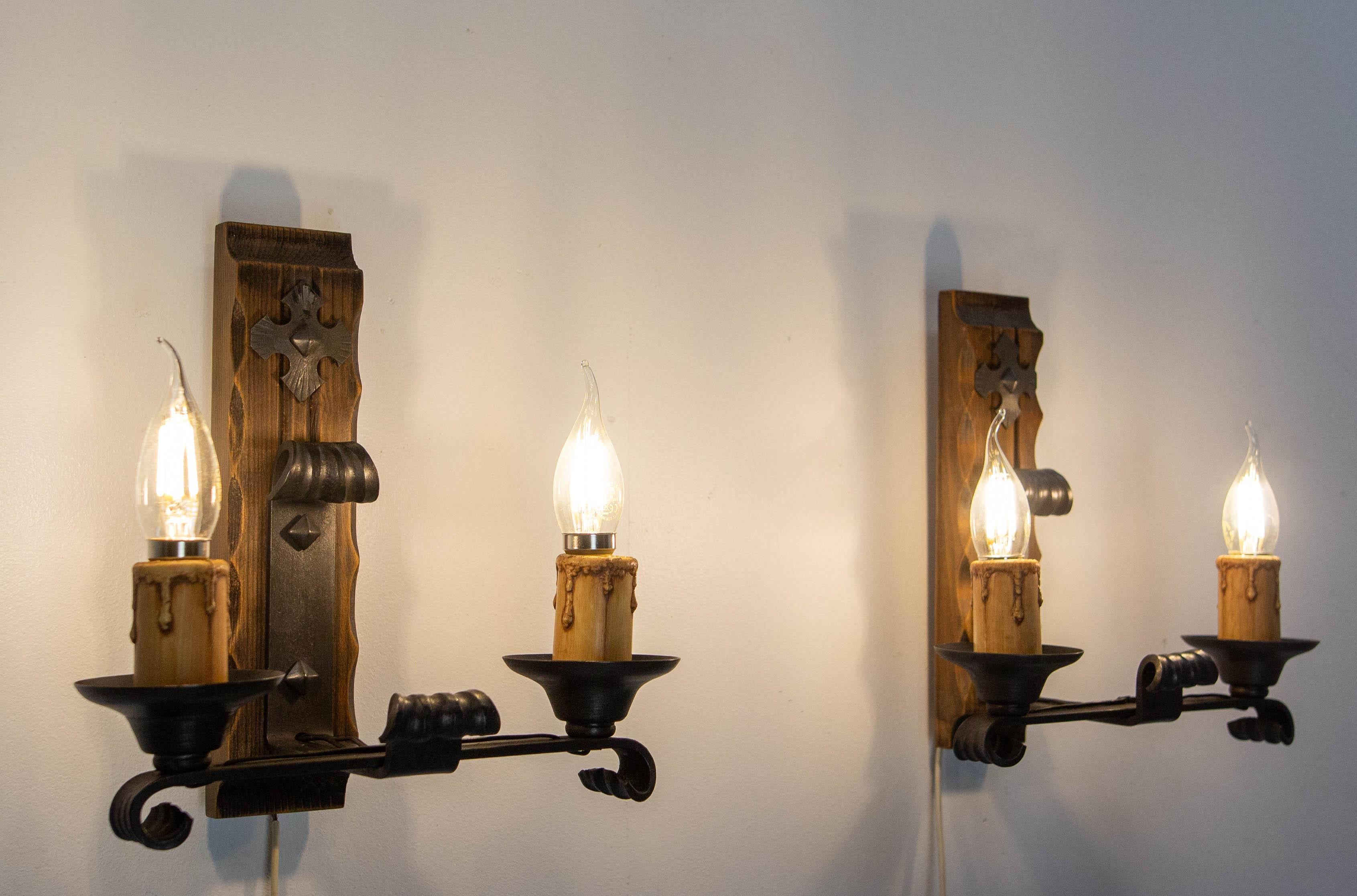 Coppia di doppie lampade da parete in pino e ferro battuto Francese, 1960 In condizioni buone in vendita a Labrit, Landes