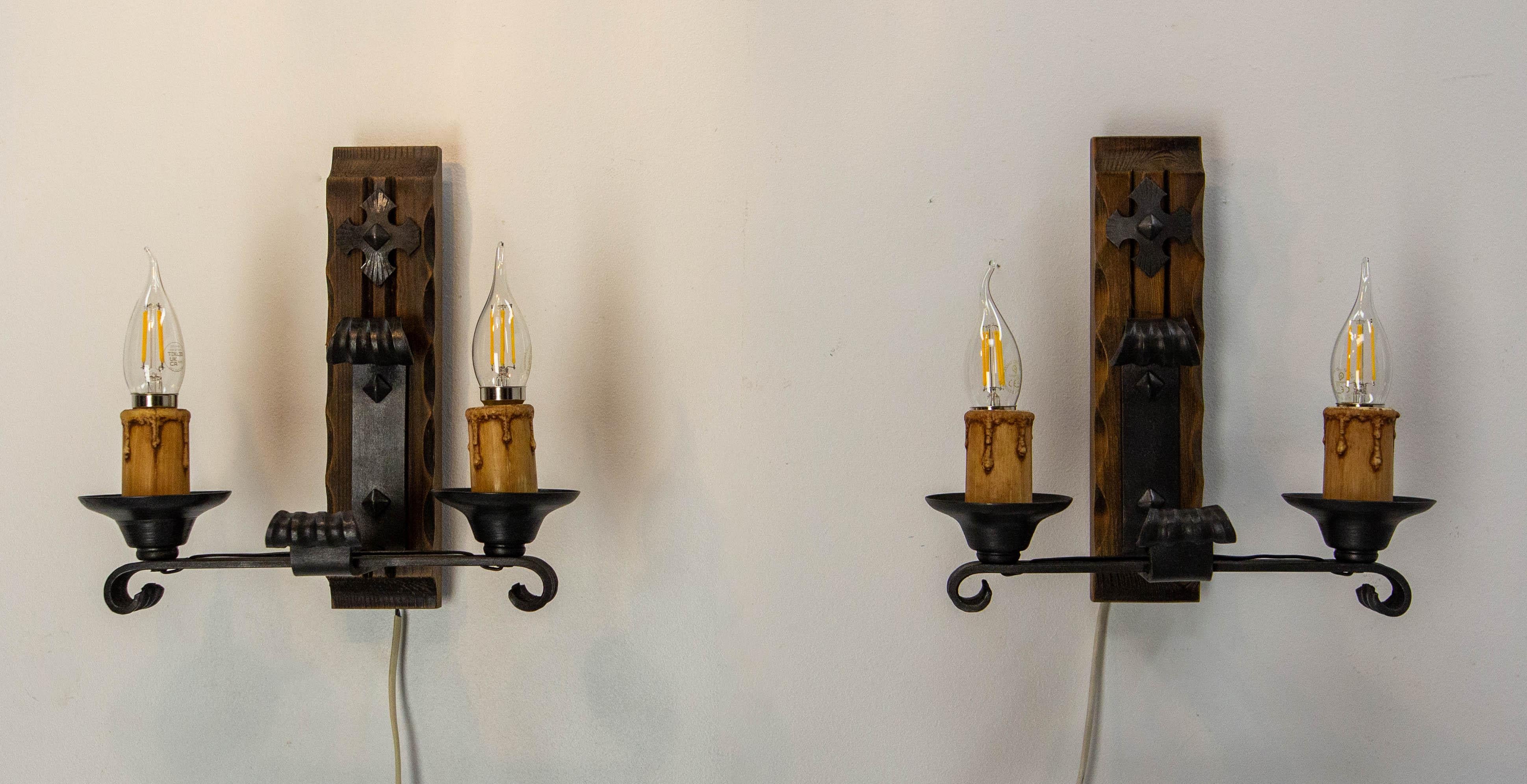 XX secolo Coppia di doppie lampade da parete in pino e ferro battuto Francese, 1960 in vendita
