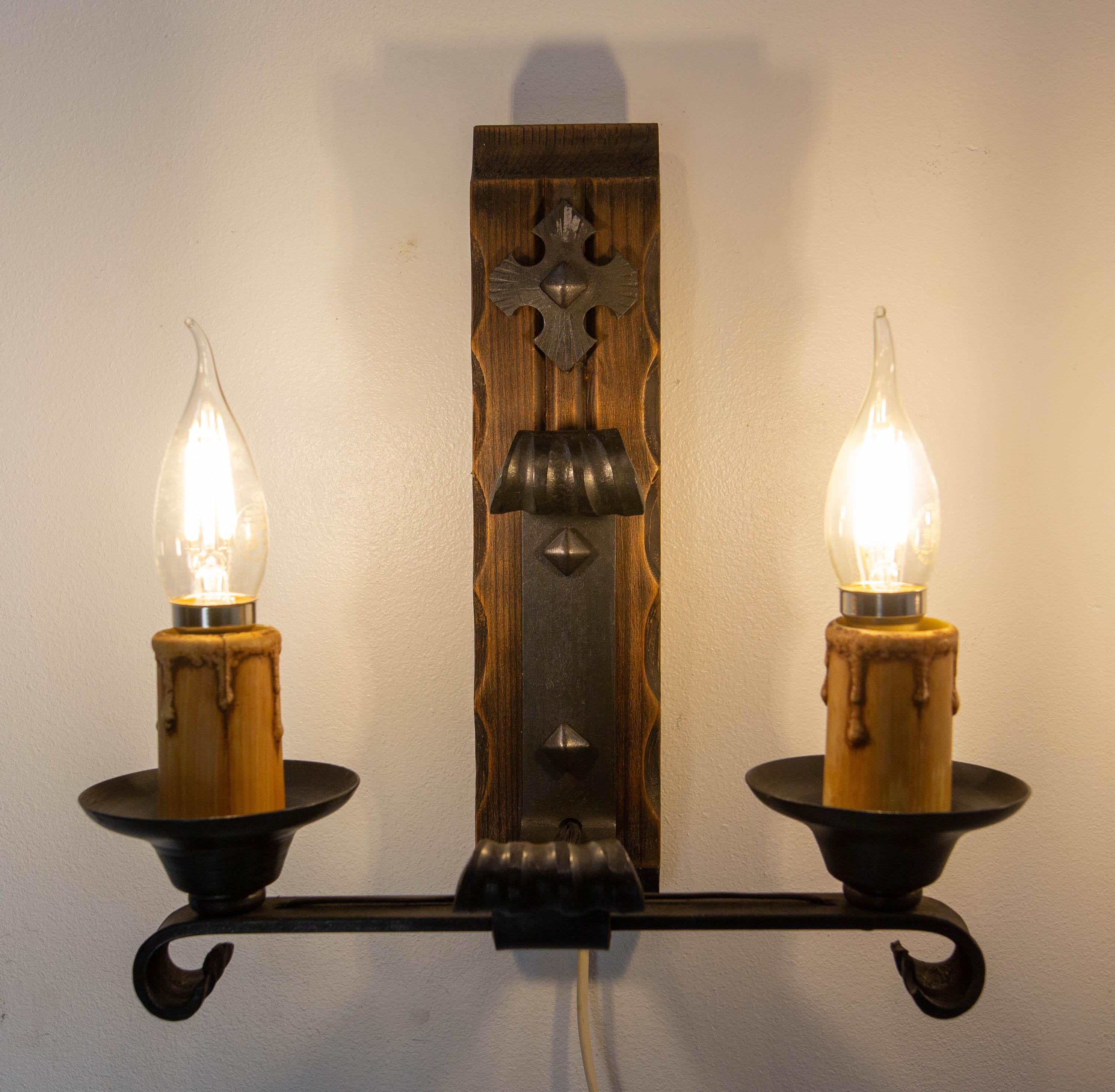 Ferro battuto Coppia di doppie lampade da parete in pino e ferro battuto Francese, 1960 in vendita