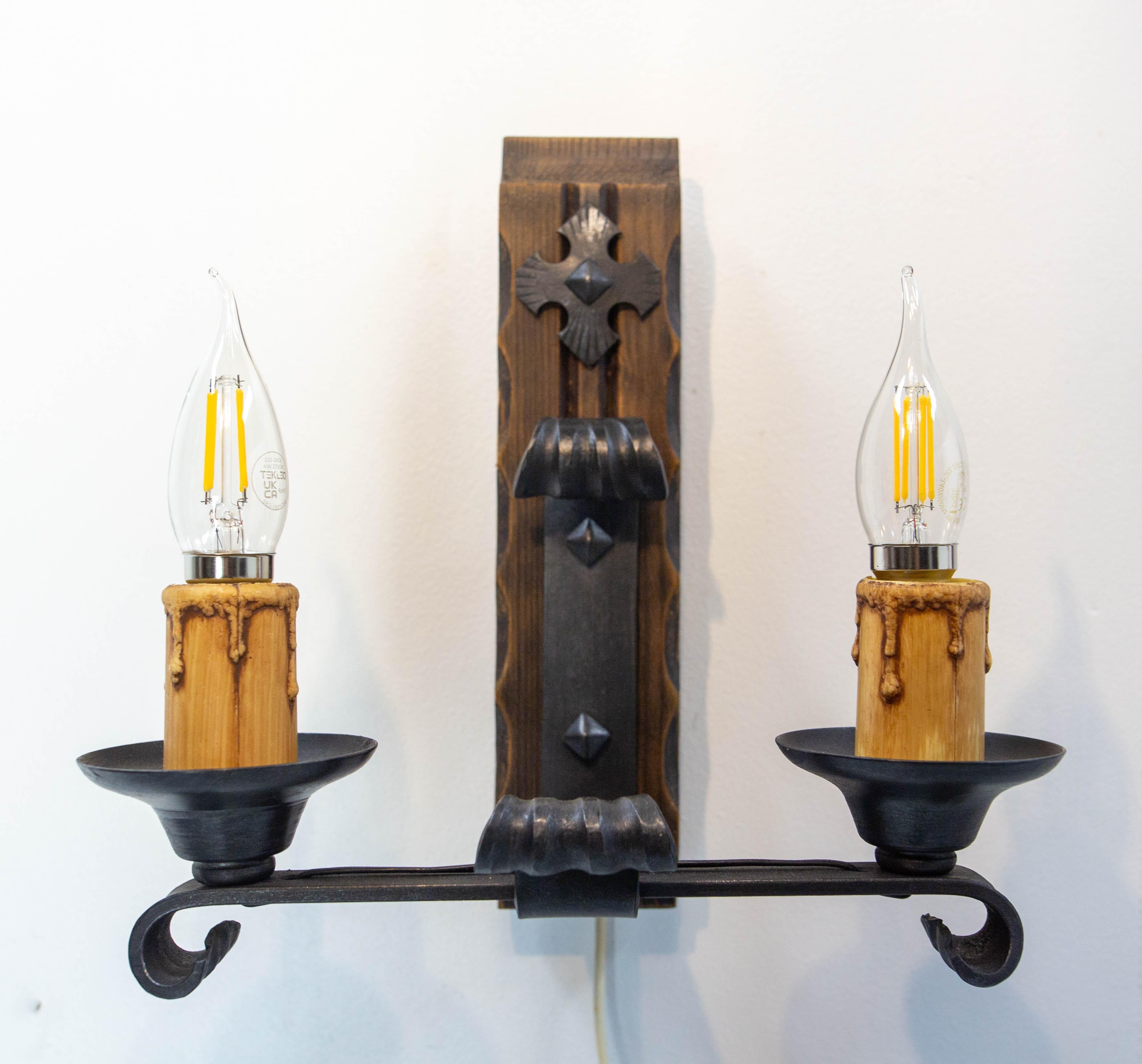 Coppia di doppie lampade da parete in pino e ferro battuto Francese, 1960 in vendita 1