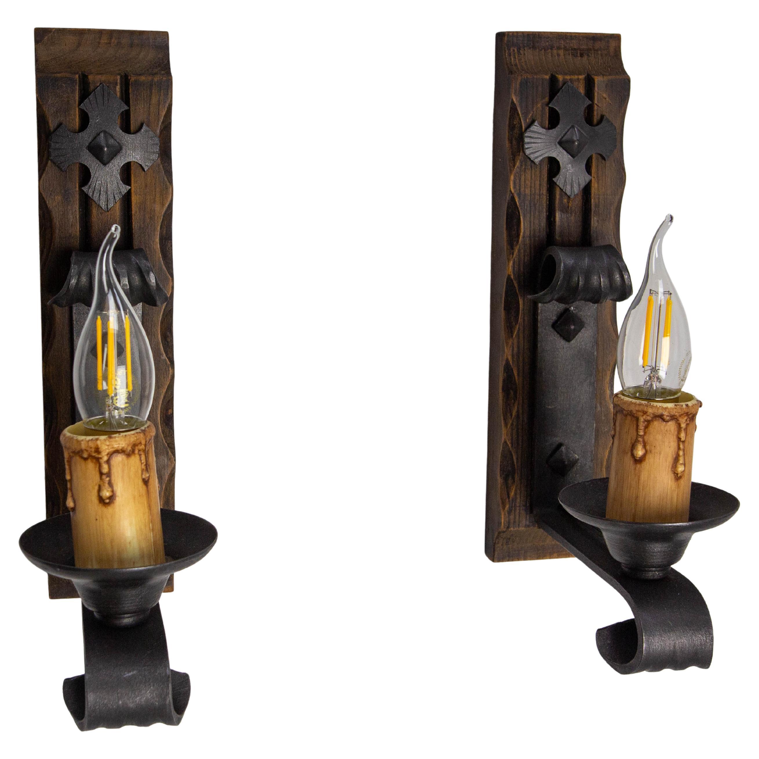 Midcentury pair of wall lights French made circa 1960. 
Pine and wrought iron.
These are suitable to USA and EU or UK standards.

Good vintage condition

Shipping:
18 / 9 / 30 cm 1 kg.