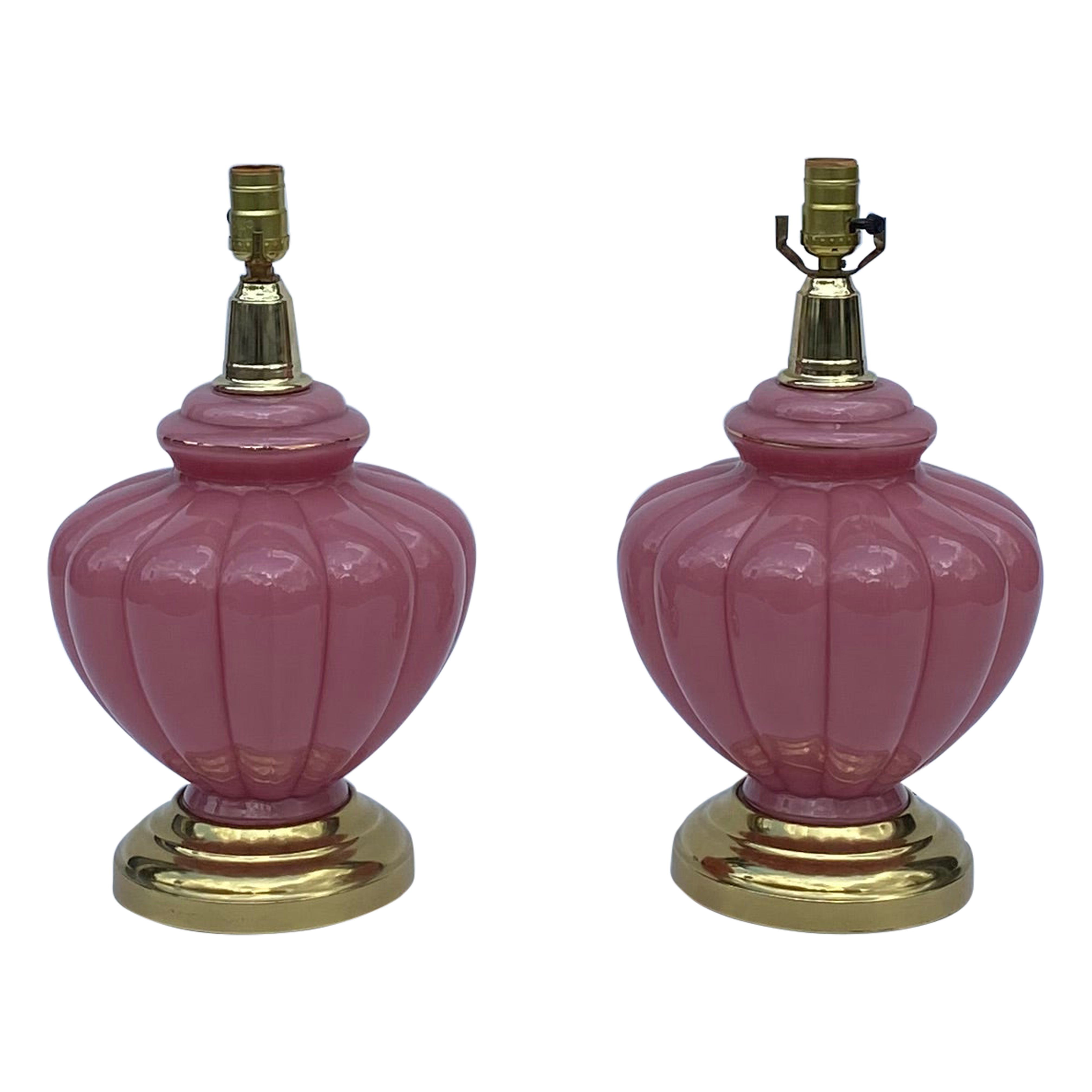 Paar rosa Glastischlampen Messing Gold 1980er Vintage Hollywood Regency Anrichte im Angebot