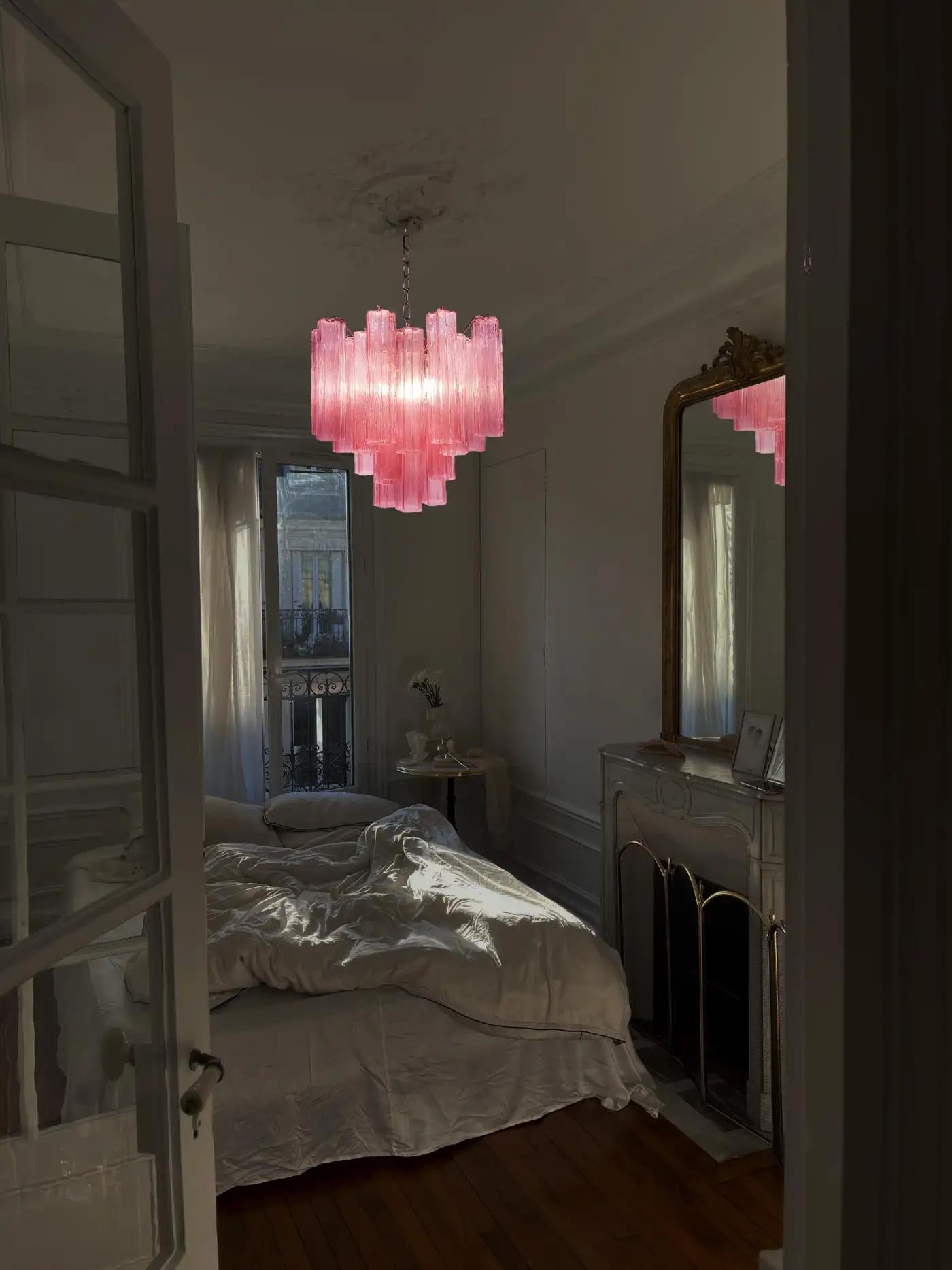 Metallo Coppia di lampadari a tubo in vetro rosa, Murano, anni '70 in vendita