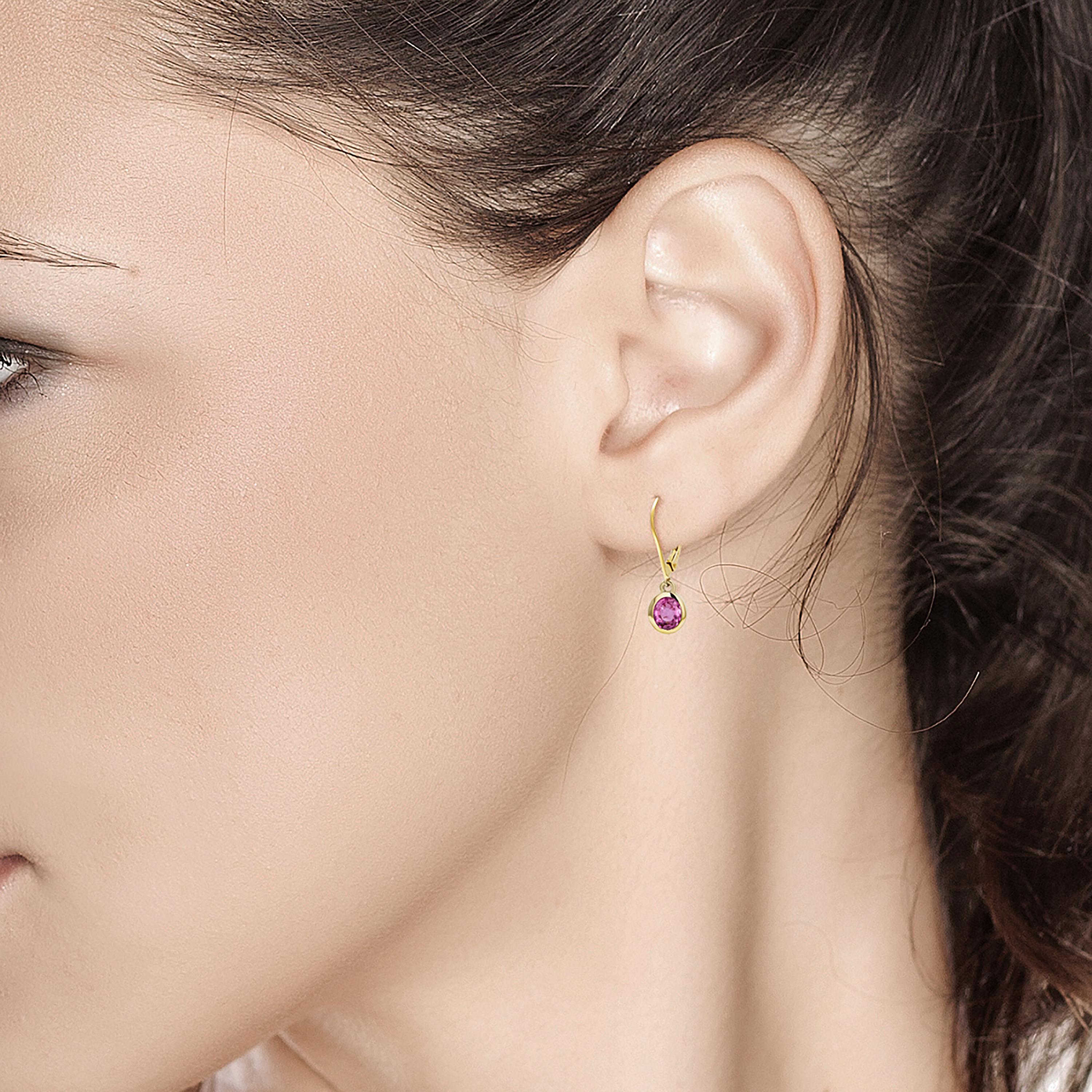 Modern Pair of Pink Sapphire Gold Hoop Earrings Weighing 1.65 Carat