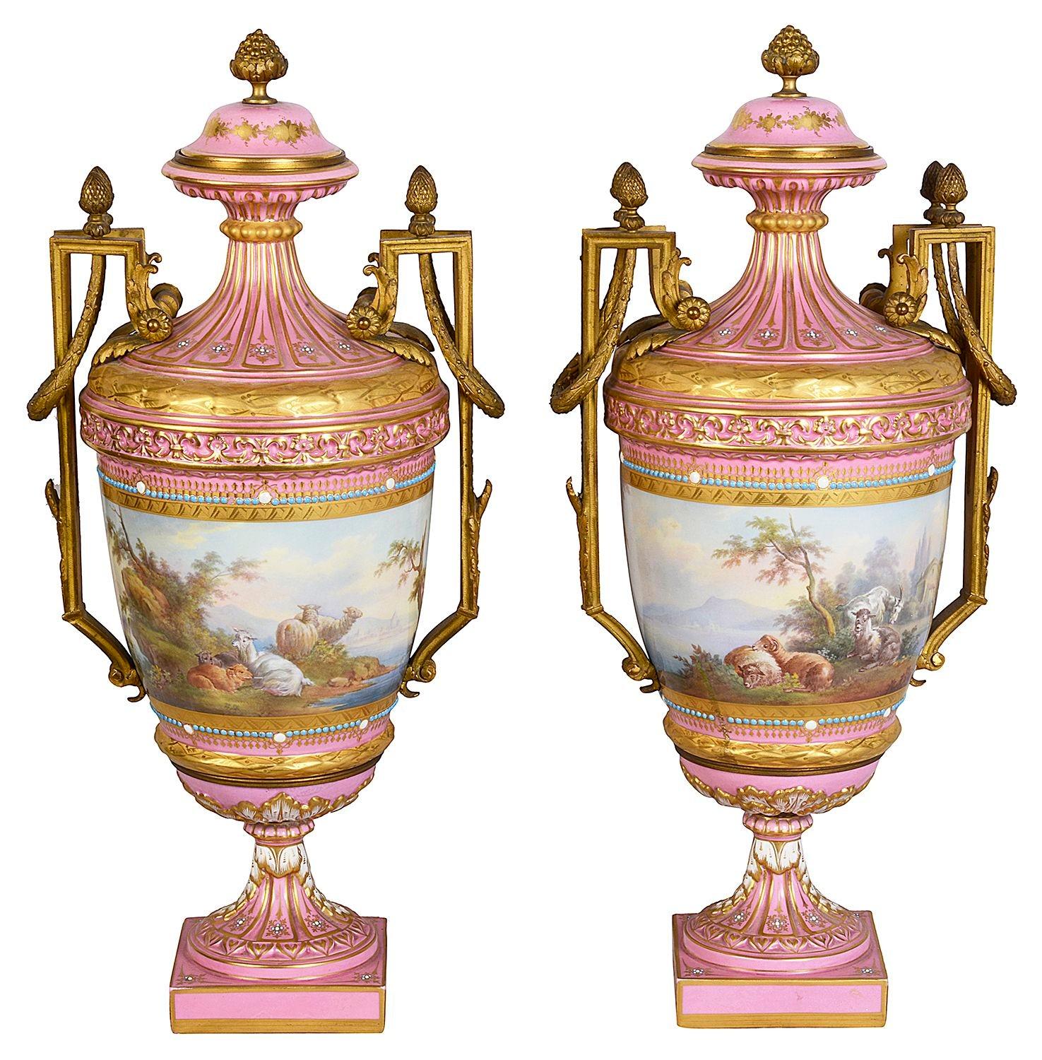 Coppia di vasi con coperchio in porcellana rosa in stile Sèvres della fine del XIX secolo. Ognuno di essi è dotato di manici dorati in ormolu, scene romantiche dipinte a mano intorno, e poggiano su basi piedistallo.
Lotto 79 G297/24 ANKZ