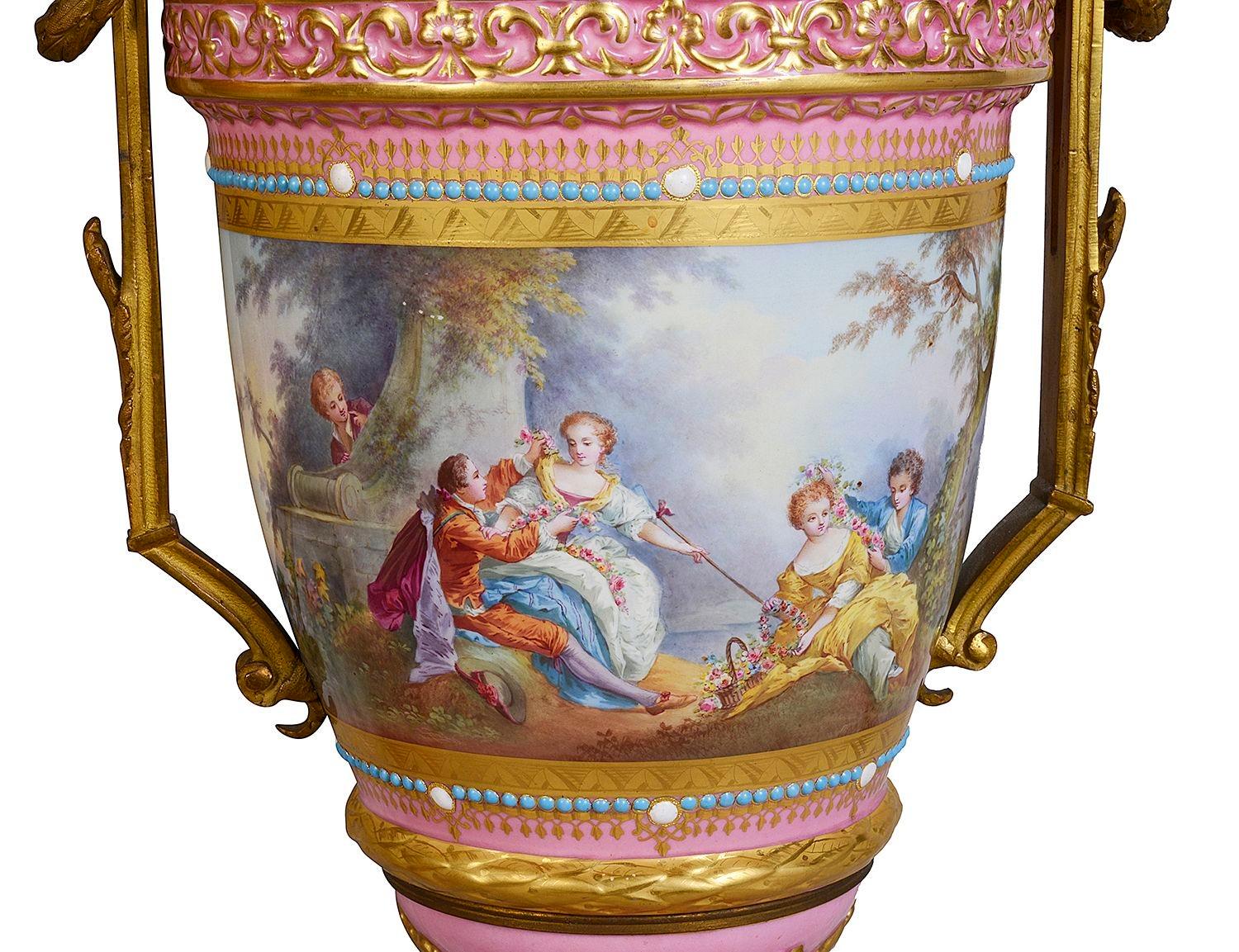 Dipinto a mano Coppia di vasi rosa in stile Sèvres, XIX secolo in vendita