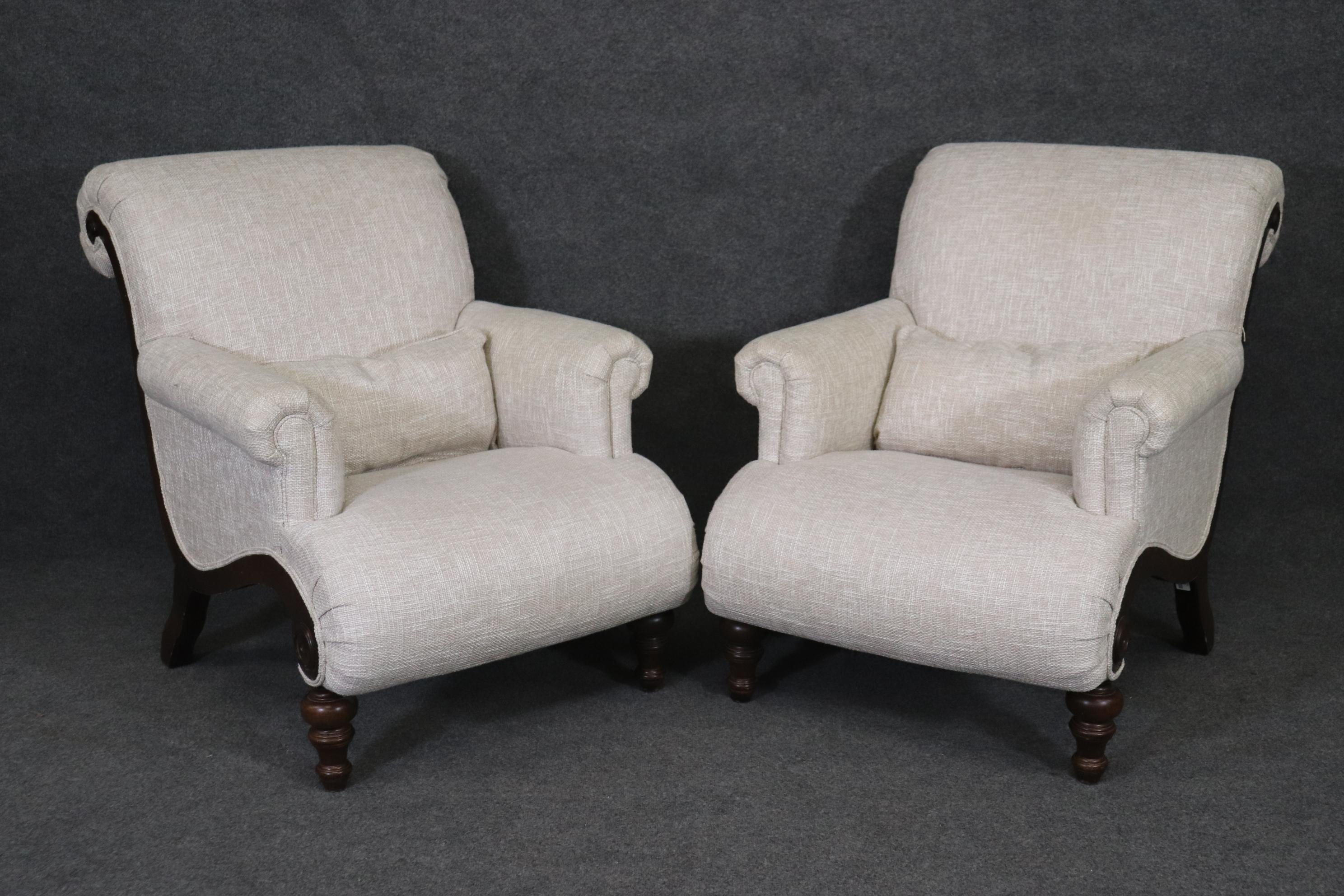 This is a very beautiful complete set of 4 pieces including two armchairs and two ottomans in an off-white wide large patter linen upholstery. The upholstery is like linen but larger woven spaces. The set is in good condition and dates to 2012 and