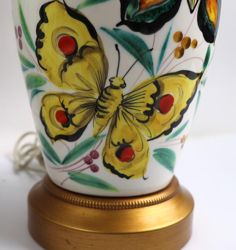 Paire de pièces ludiques de jeu  Lampes de table en porcelaine avec papillons en vente 3