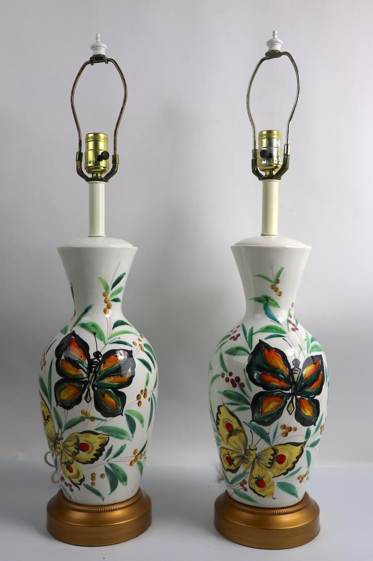 Mid-Century Modern  Paire de pièces ludiques de jeu  Lampes de table en porcelaine avec papillons en vente