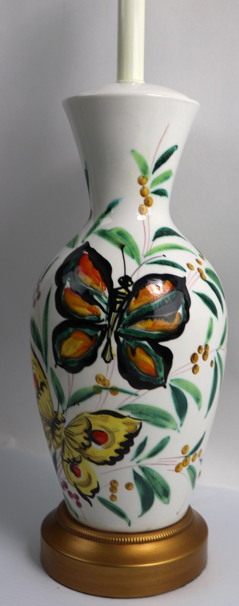  Paire de pièces ludiques de jeu  Lampes de table en porcelaine avec papillons Bon état - En vente à New York, NY