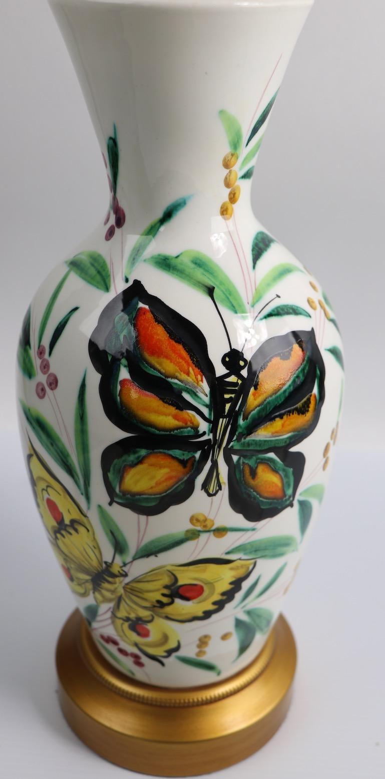  Verspieltes Paar  Porzellan-Tischlampen mit Schmetterlingen (20. Jahrhundert) im Angebot