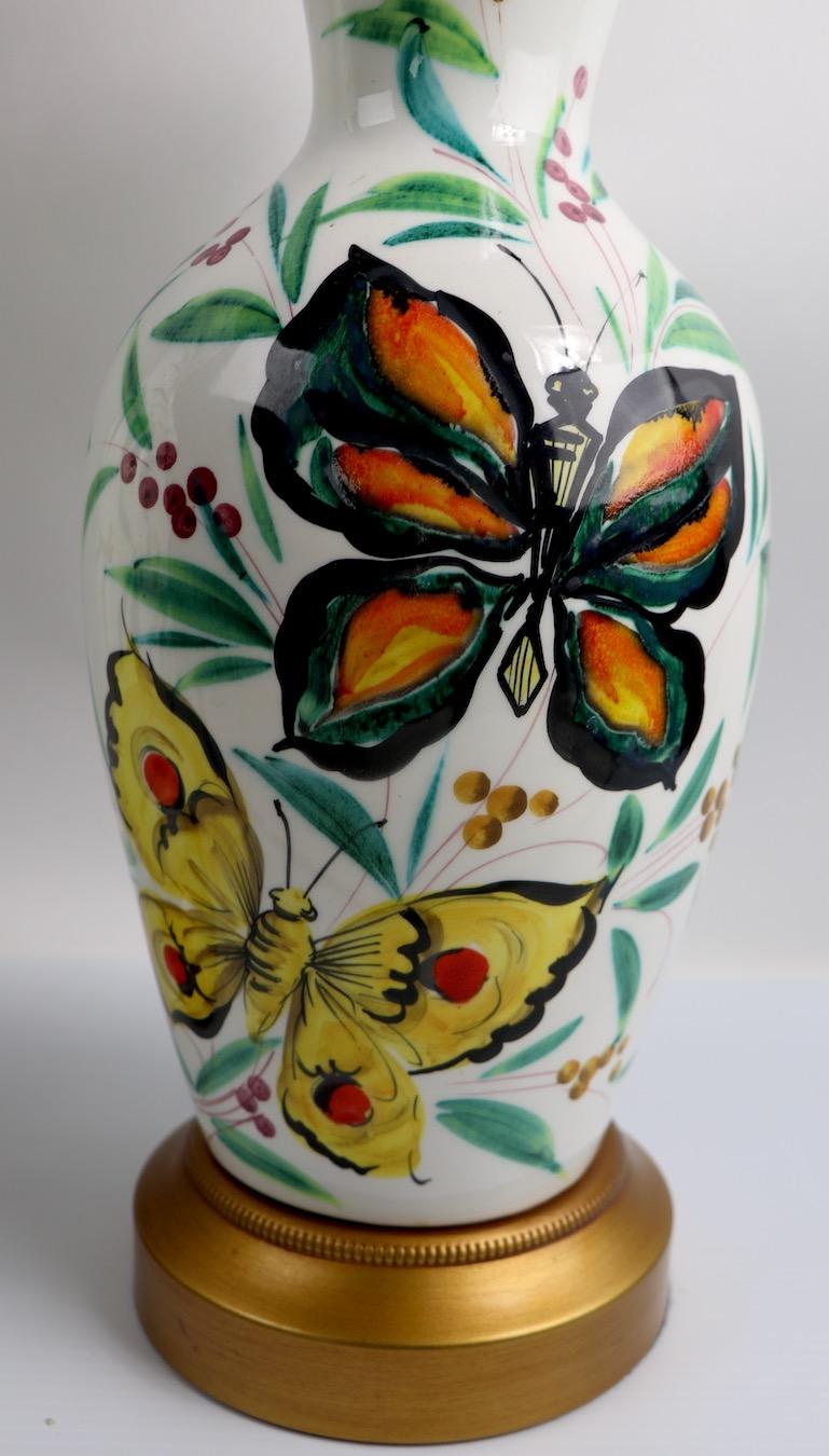 Paire de pièces ludiques de jeu  Lampes de table en porcelaine avec papillons en vente 1