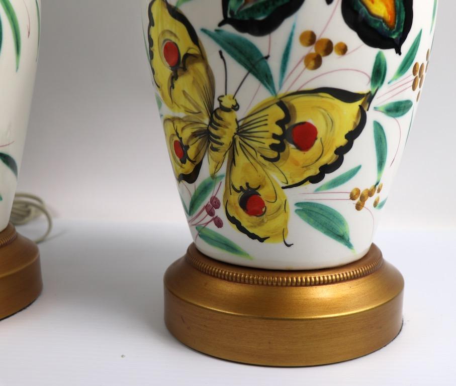 Paire de pièces ludiques de jeu  Lampes de table en porcelaine avec papillons en vente 2