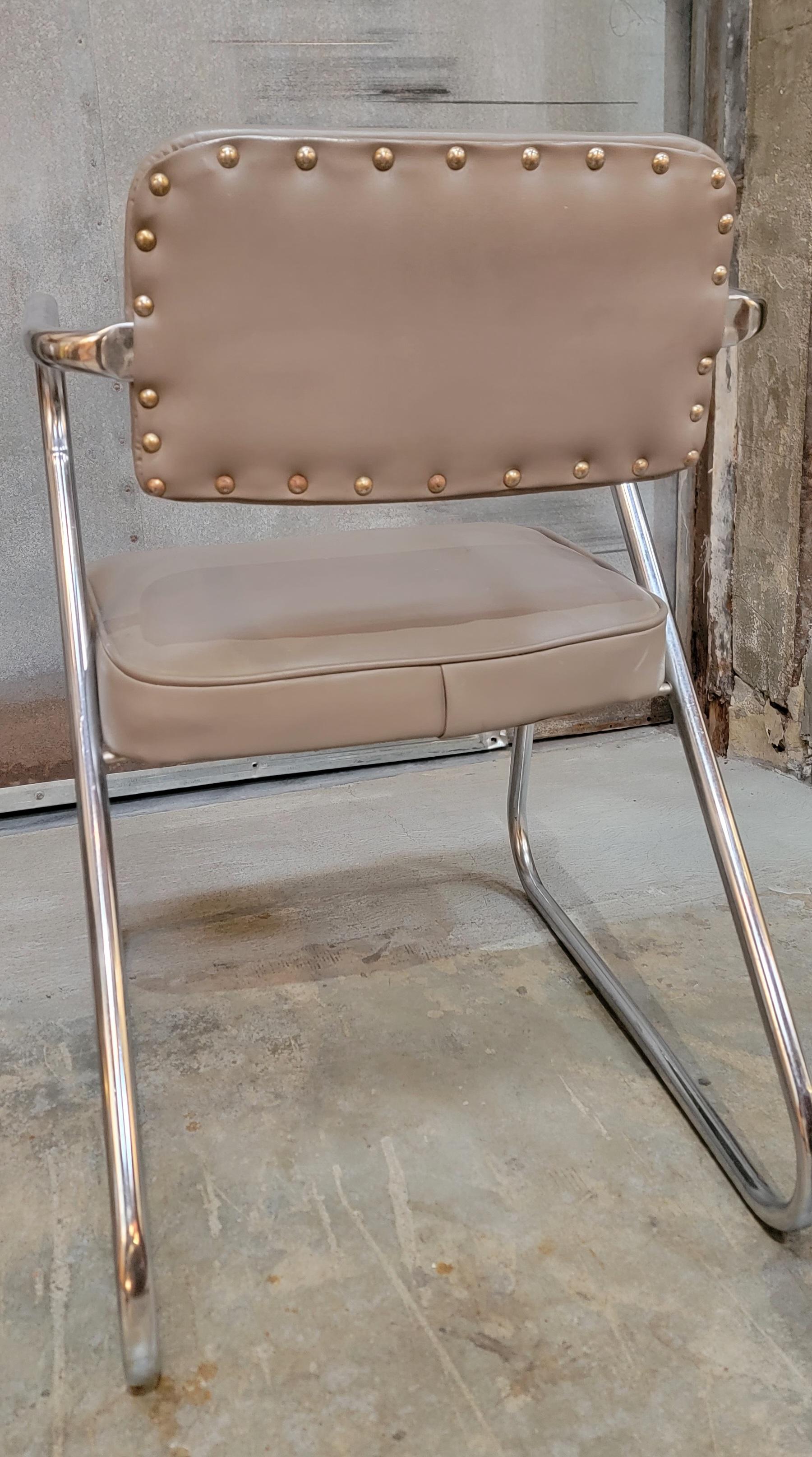 Lucidato Coppia di poltrone in cromo lucido di Kem Weber in vendita