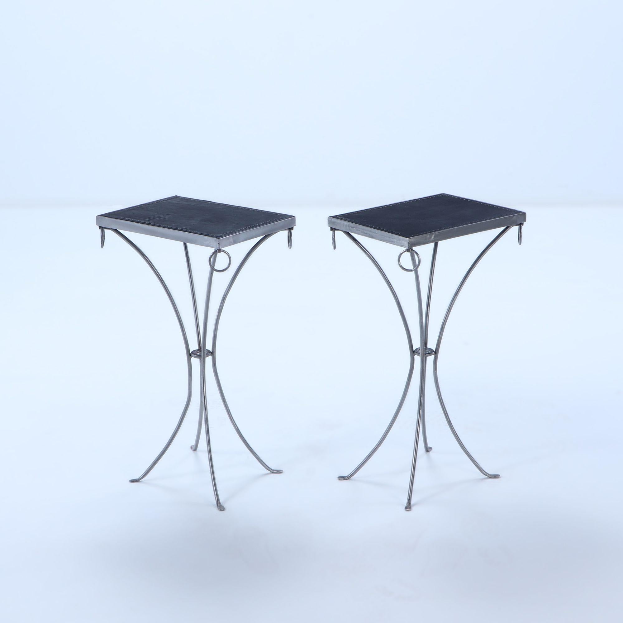 Pair polished iron drinks tables with ring decoration and distressed leather In condizioni buone in vendita a Philadelphia, PA