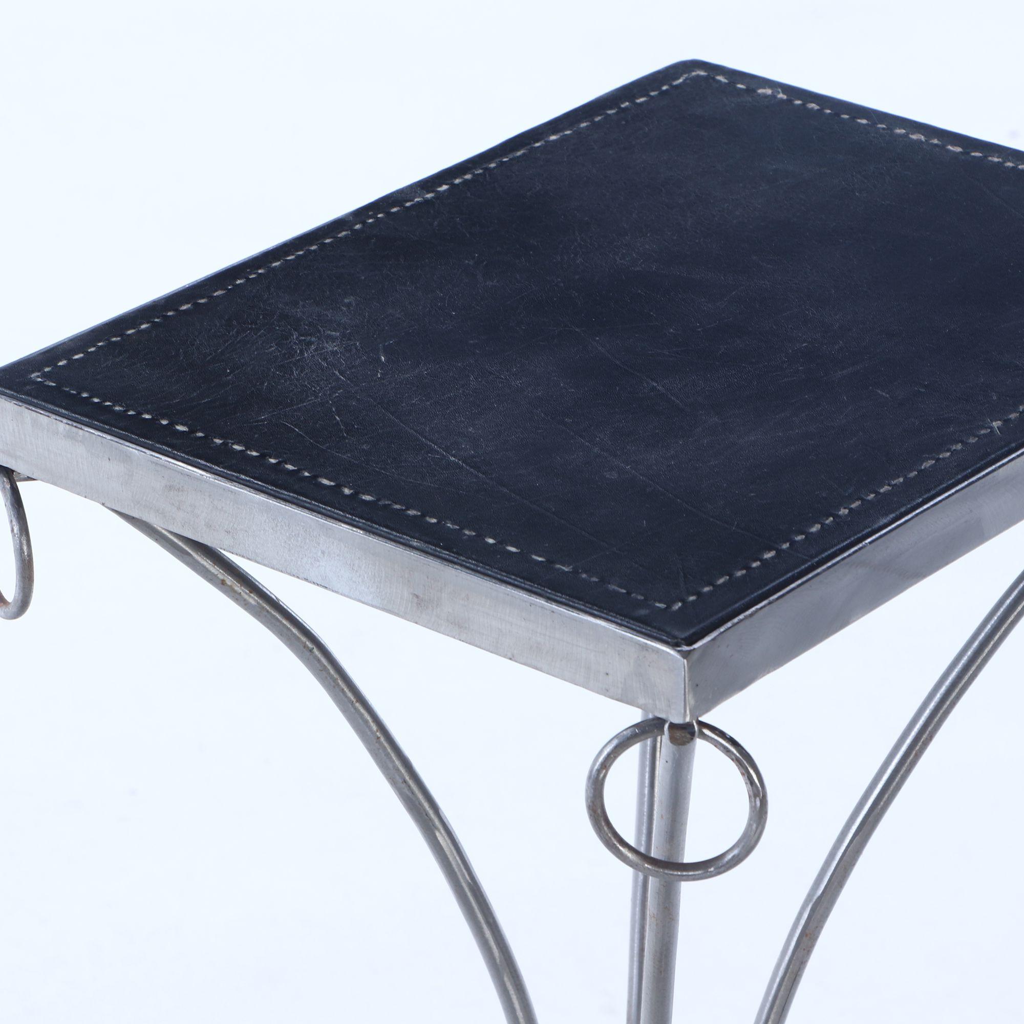 Pair polished iron drinks tables with ring decoration, distressed leather tops For Sale 3