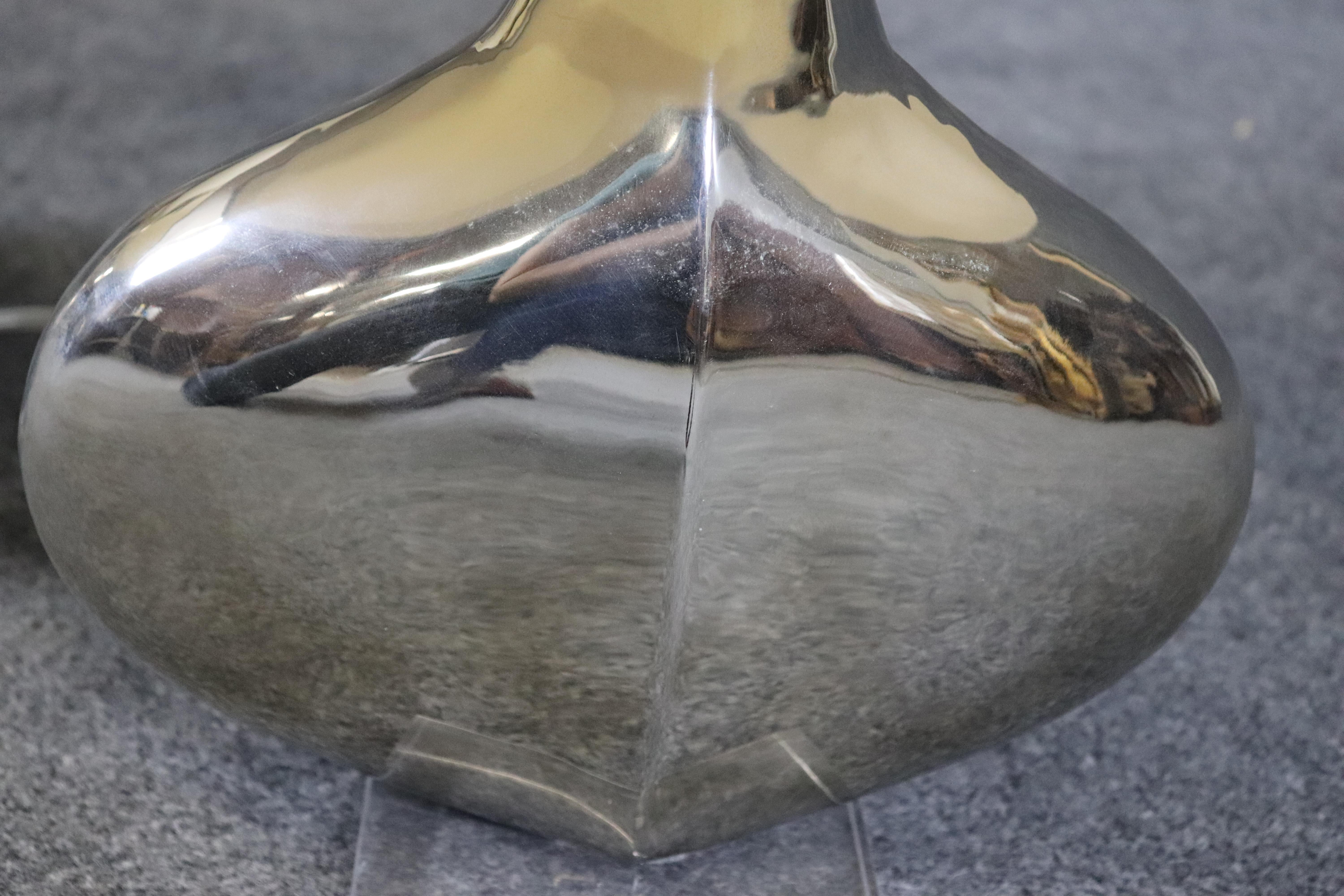 Paire de lampes de bureau Tanner Kenzie mi-siècle moderne en acier poli et lucite en vente 5
