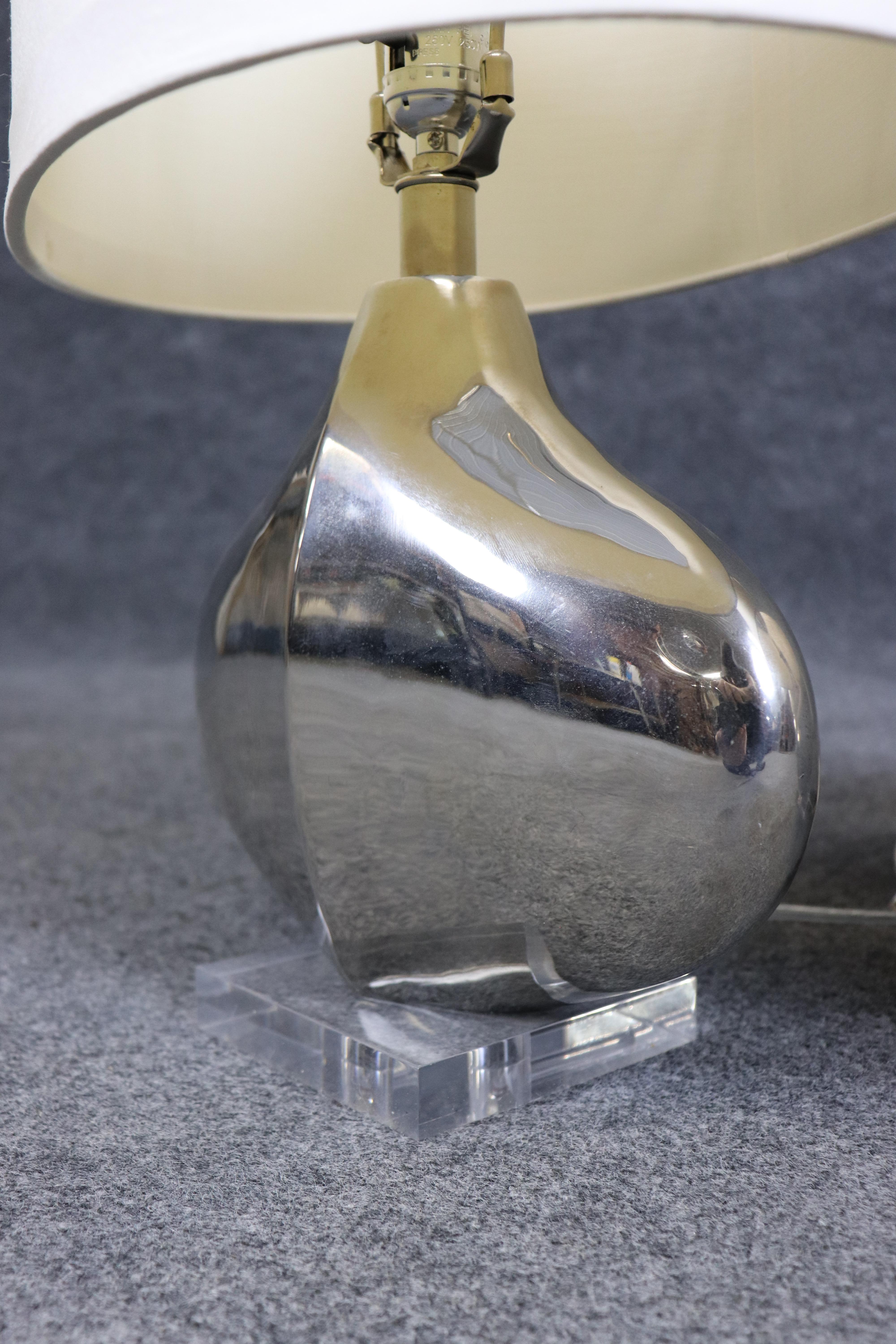 Paire de lampes de bureau Tanner Kenzie mi-siècle moderne en acier poli et lucite en vente 6