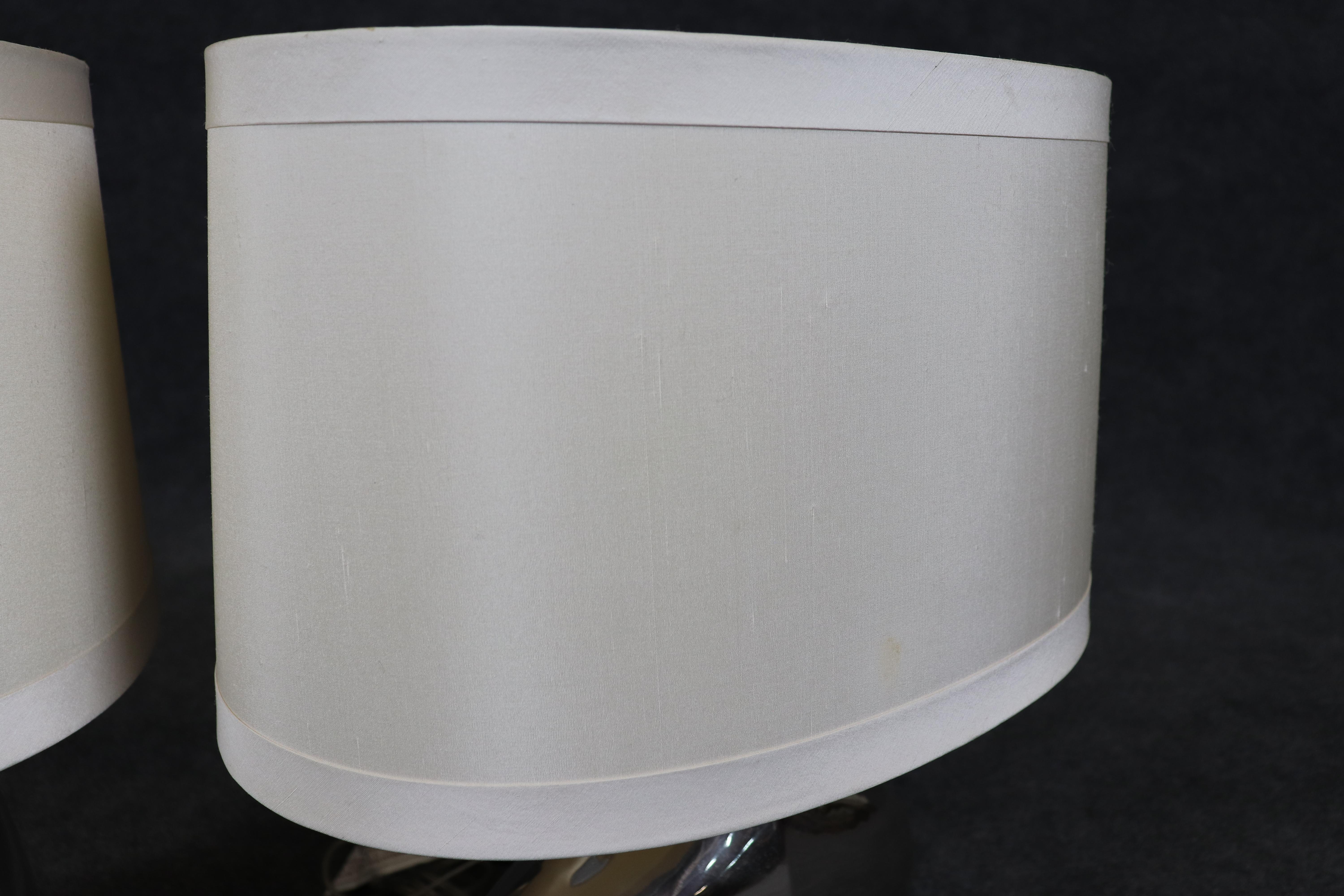 Paire de lampes de bureau Tanner Kenzie mi-siècle moderne en acier poli et lucite en vente 7