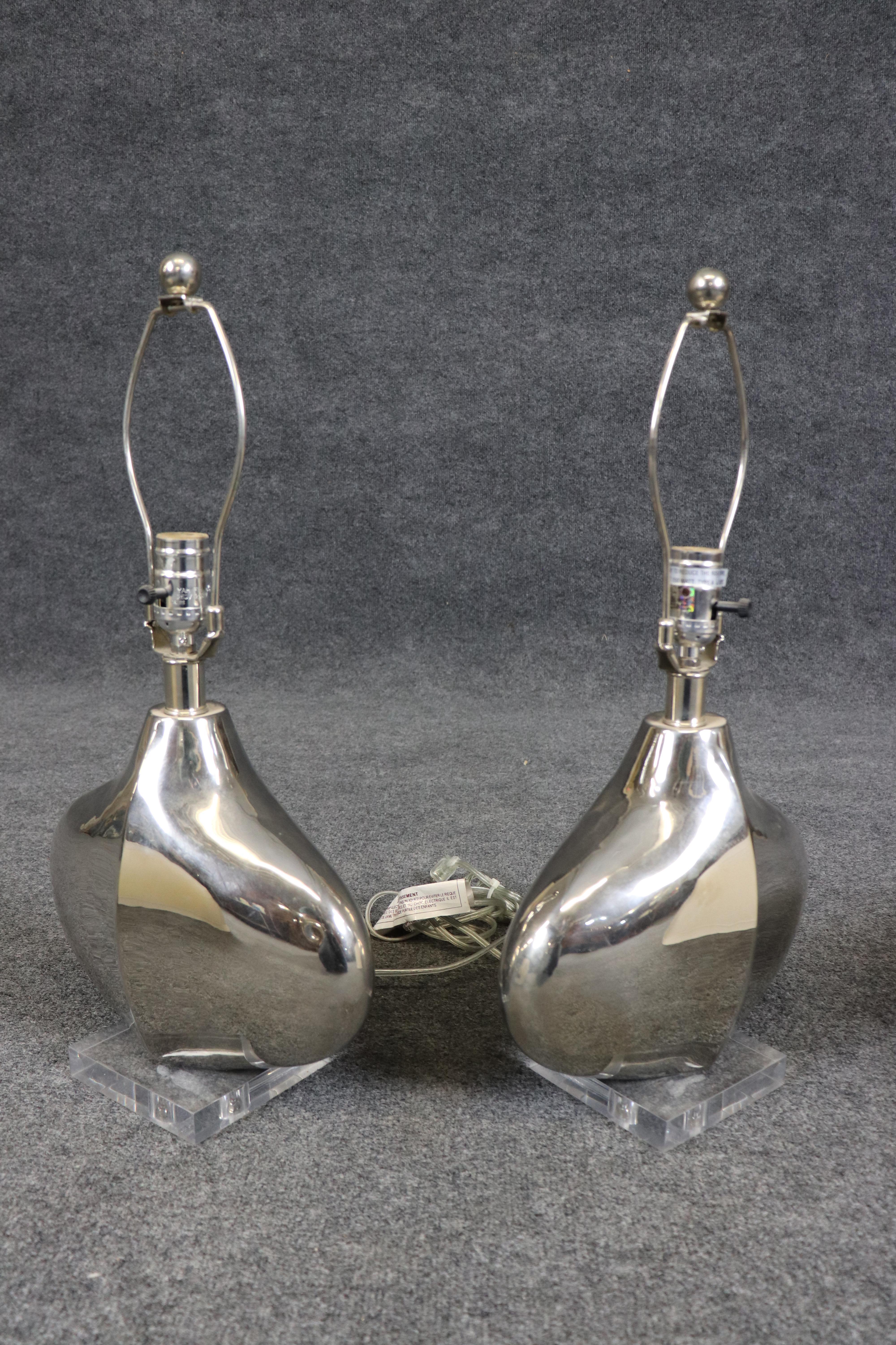 Paire de lampes de bureau Tanner Kenzie mi-siècle moderne en acier poli et lucite en vente 9