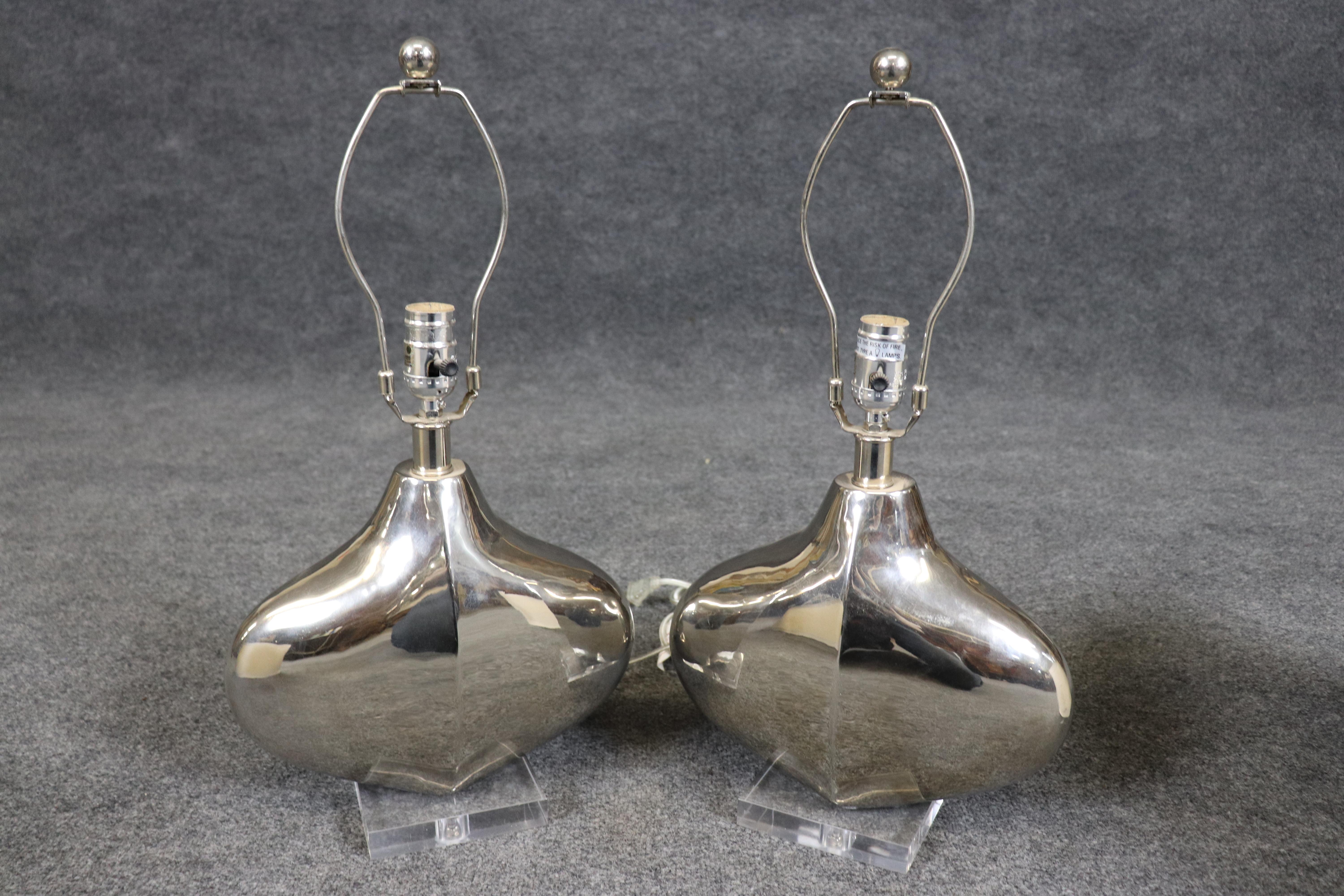Paire de lampes de bureau Tanner Kenzie mi-siècle moderne en acier poli et lucite en vente 10