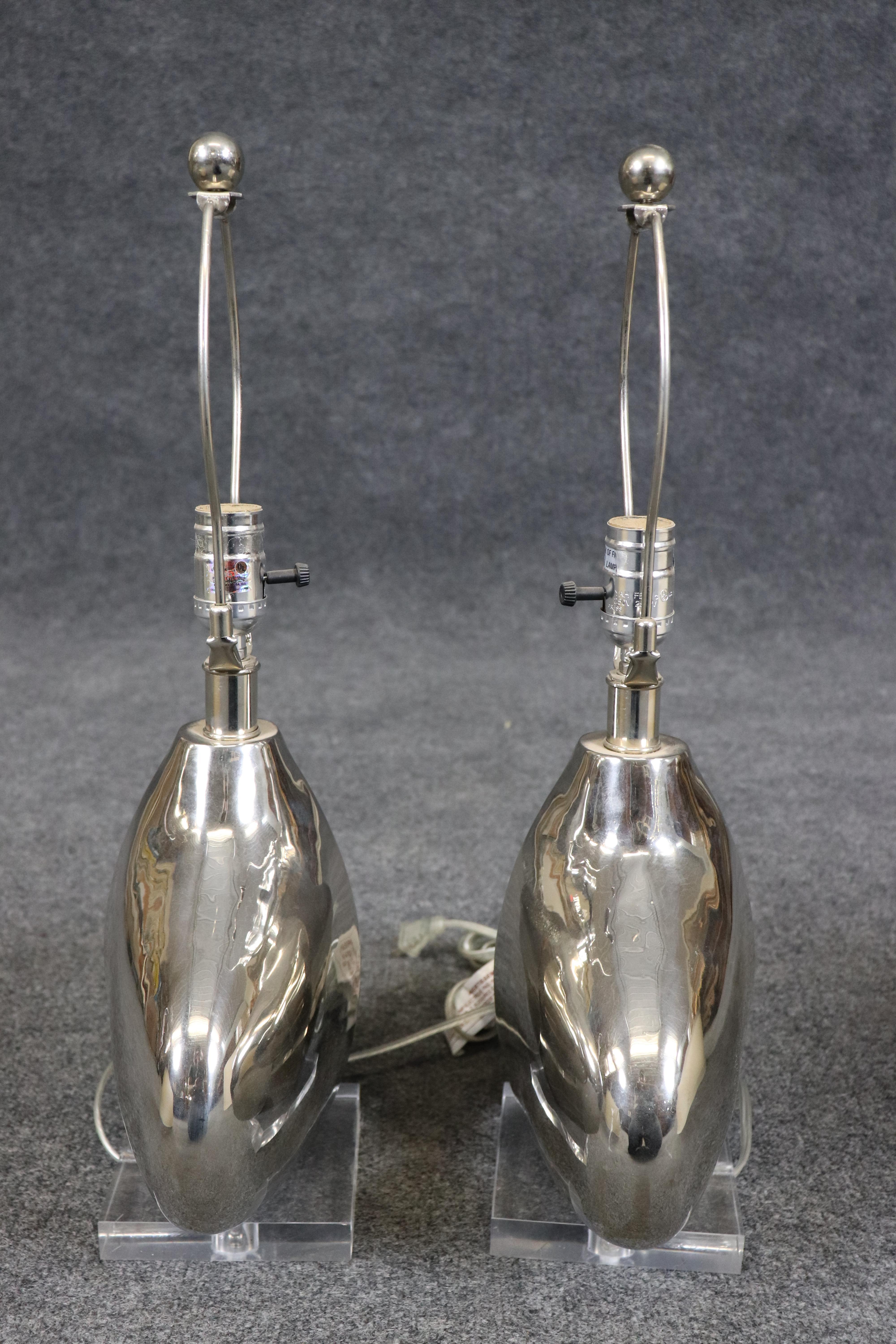 Paire de lampes de bureau Tanner Kenzie mi-siècle moderne en acier poli et lucite en vente 11