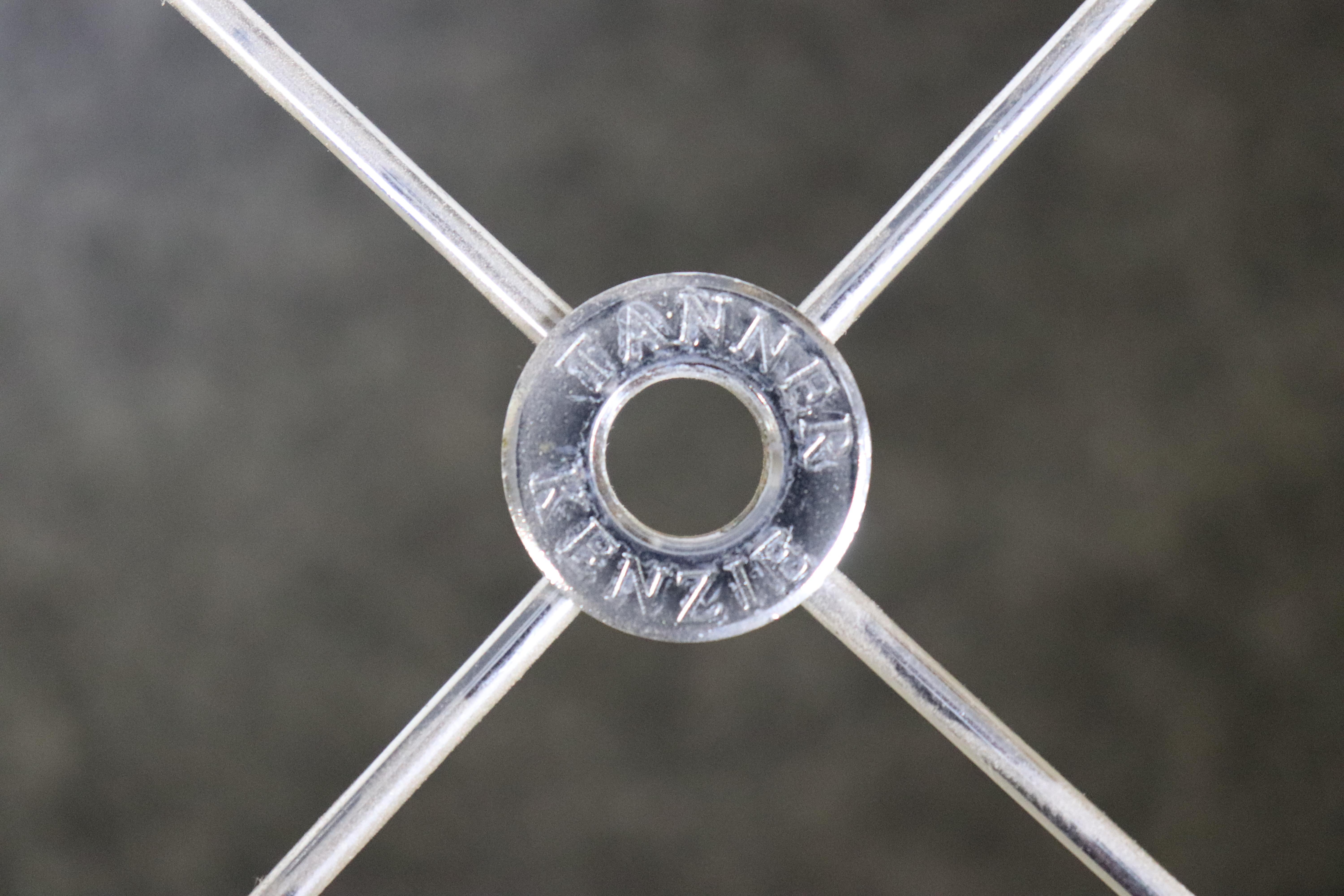 Paire de lampes de bureau Tanner Kenzie mi-siècle moderne en acier poli et lucite en vente 13