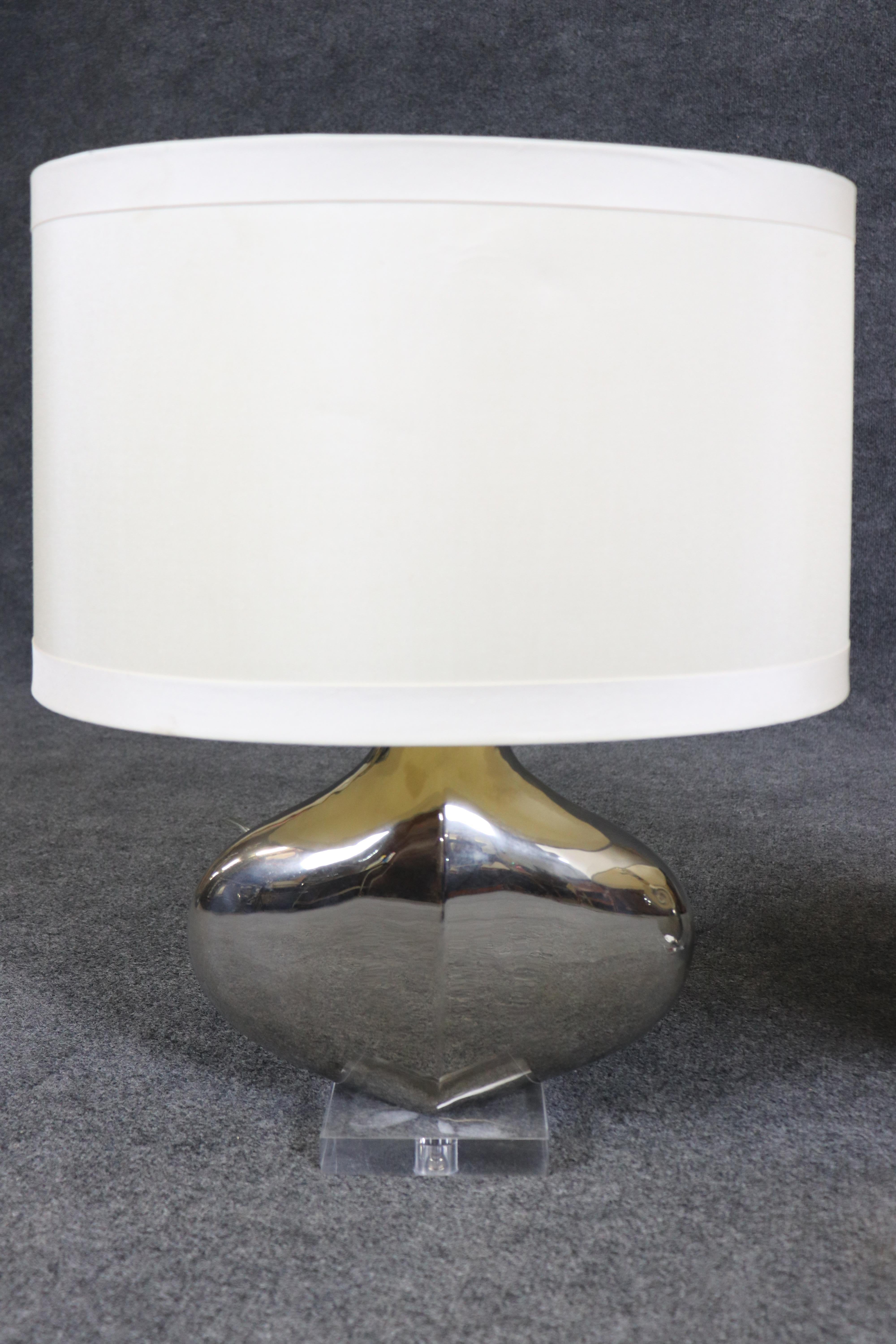 Il s'agit d'une superbe paire de lampes de Tanner Kenzie, un fabricant de lampes et d'accessoires de qualité. Les lampes présentent un design organique en forme de goutte d'eau et une base en Lucite pour plus d'Eleg avec le design MCM. Ils sont en
