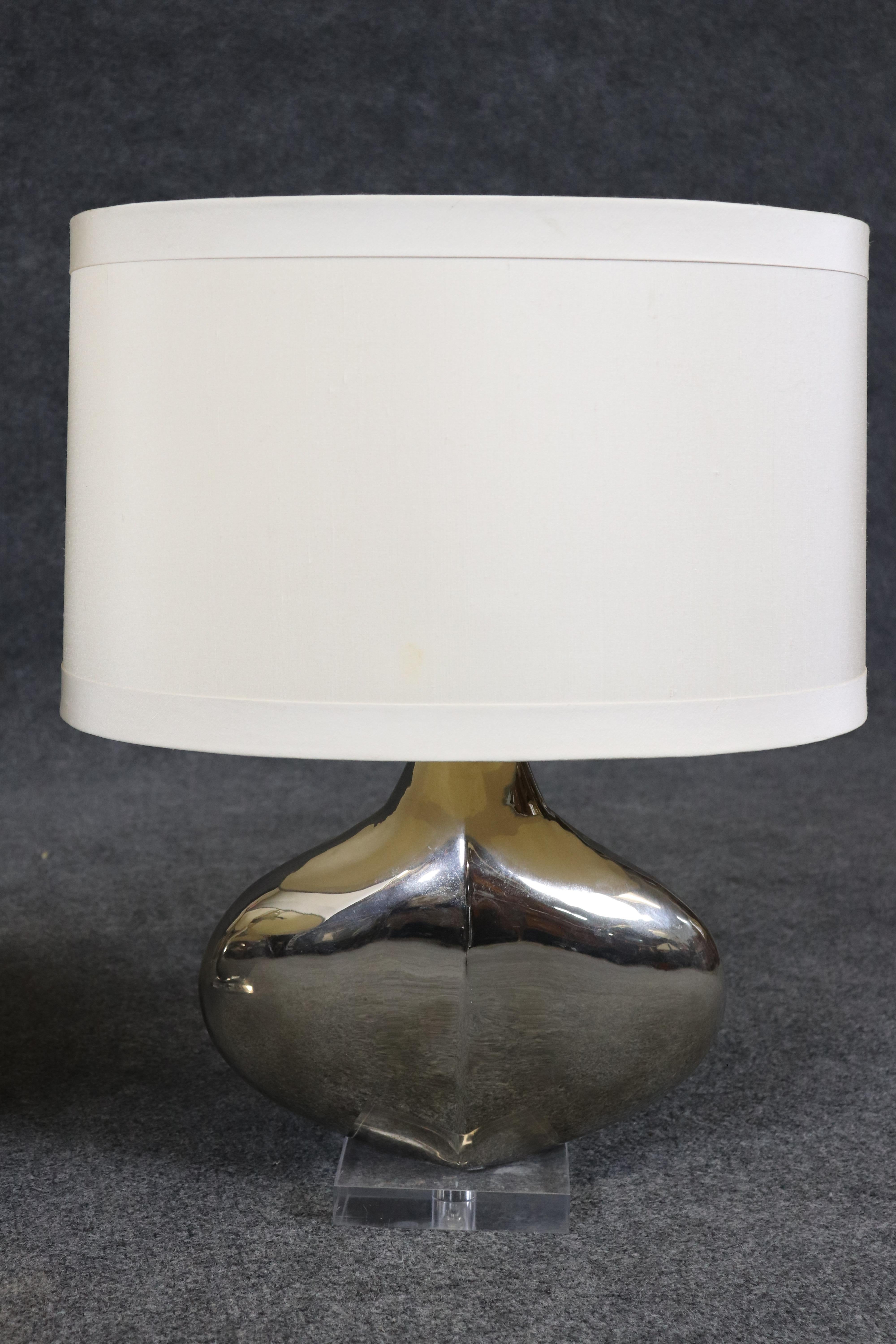 Paire de lampes de bureau Tanner Kenzie mi-siècle moderne en acier poli et lucite Bon état - En vente à Swedesboro, NJ