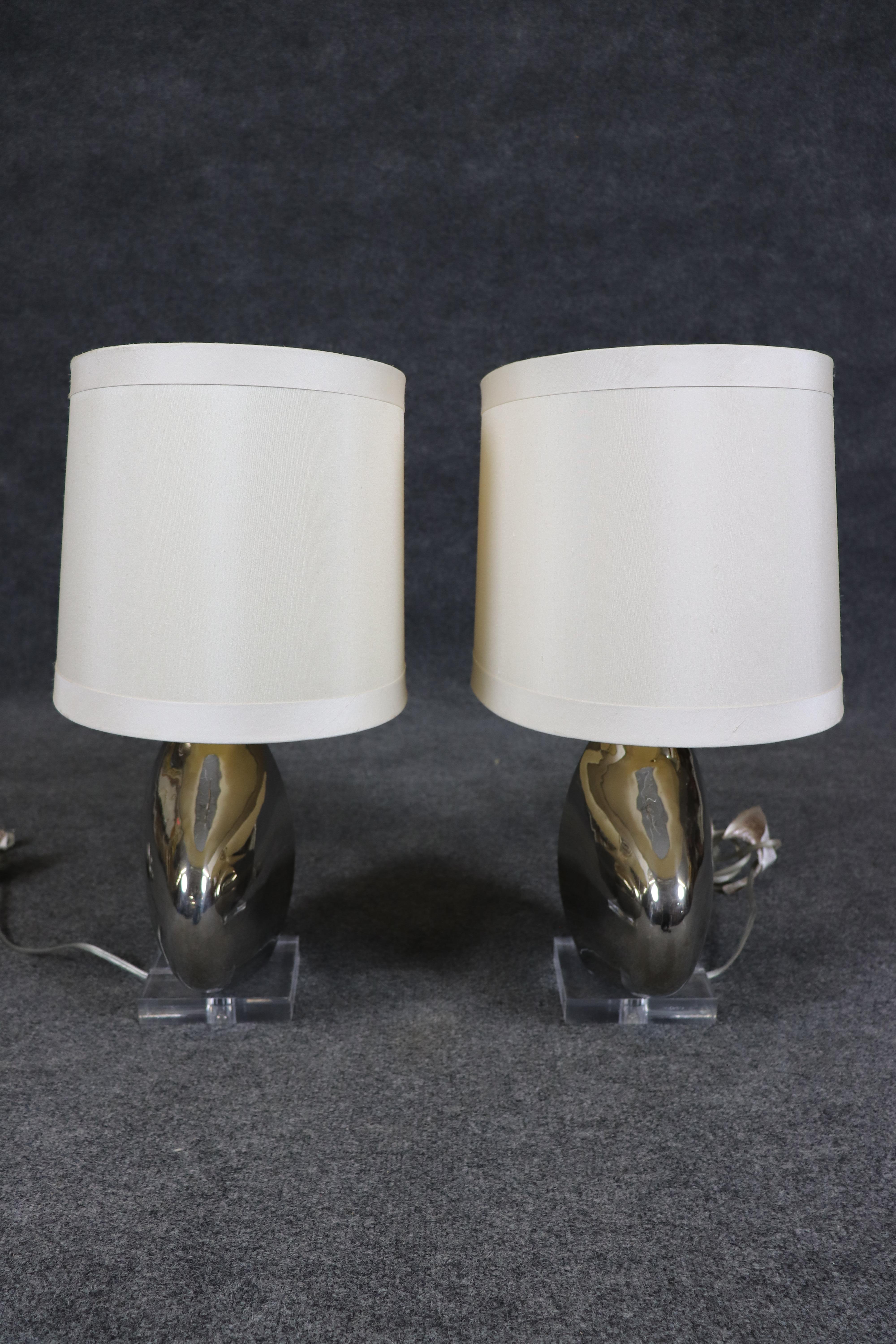 XXIe siècle et contemporain Paire de lampes de bureau Tanner Kenzie mi-siècle moderne en acier poli et lucite en vente