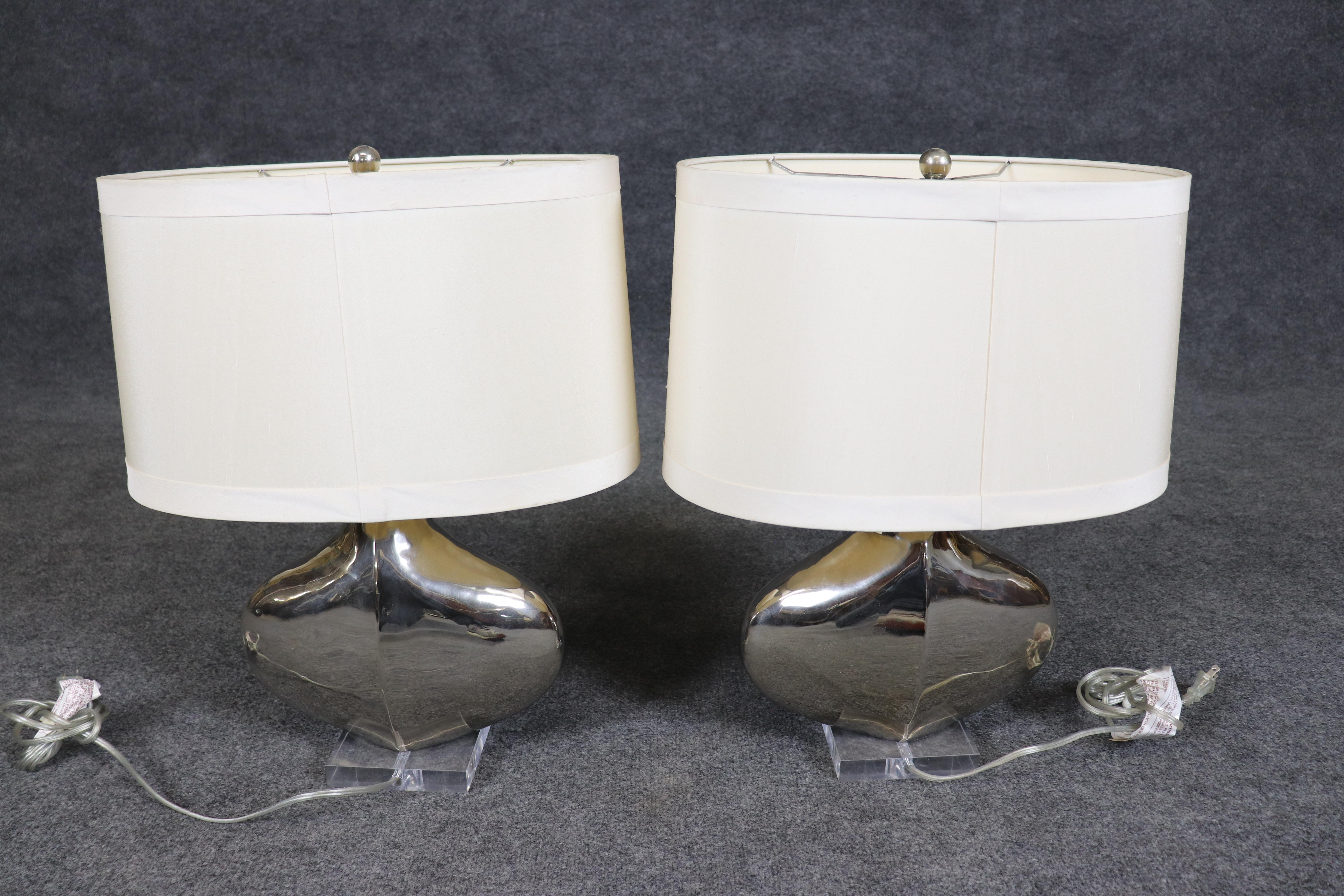 Métal Paire de lampes de bureau Tanner Kenzie mi-siècle moderne en acier poli et lucite en vente
