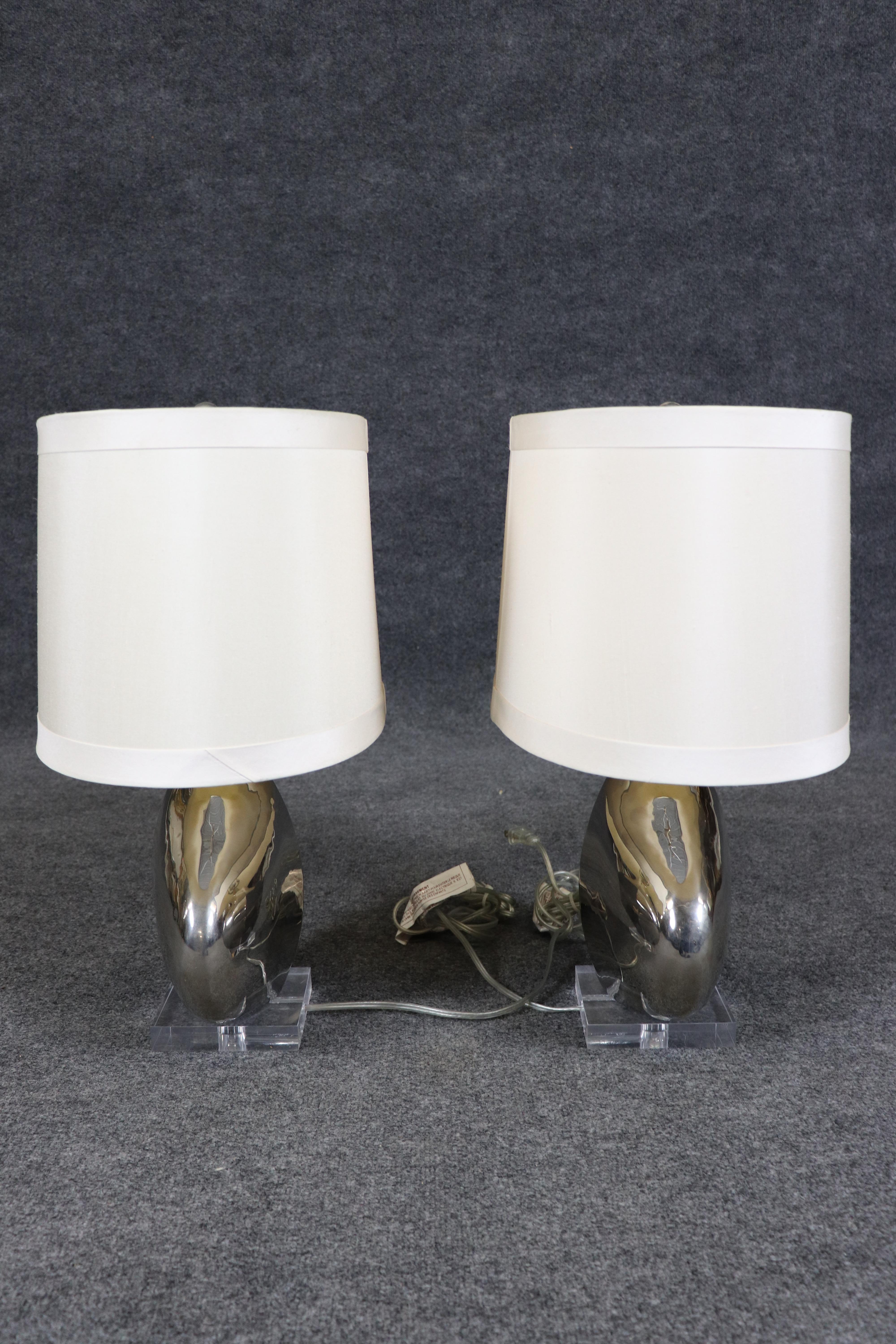 Paire de lampes de bureau Tanner Kenzie mi-siècle moderne en acier poli et lucite en vente 1