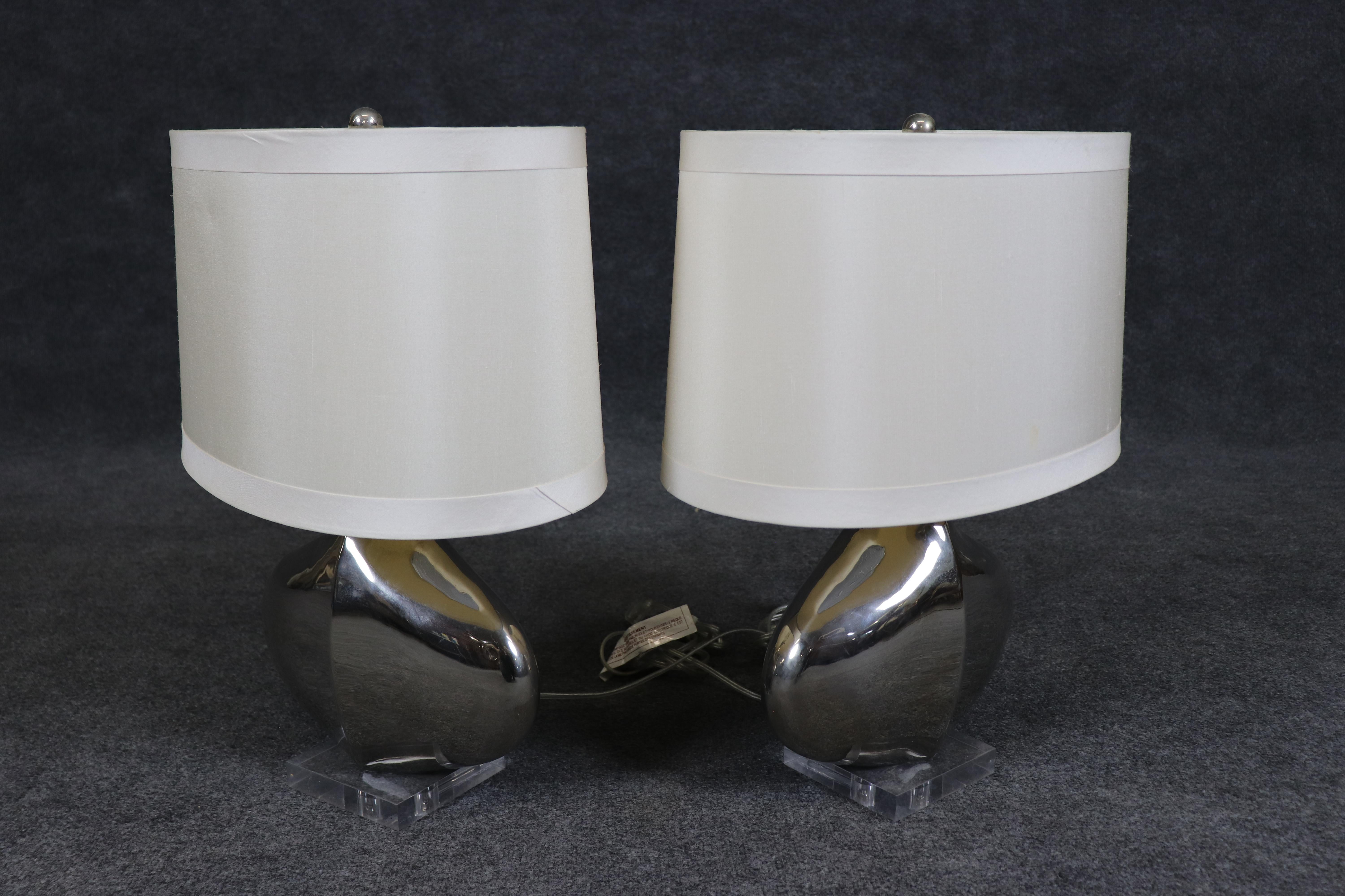 Paire de lampes de bureau Tanner Kenzie mi-siècle moderne en acier poli et lucite en vente 2