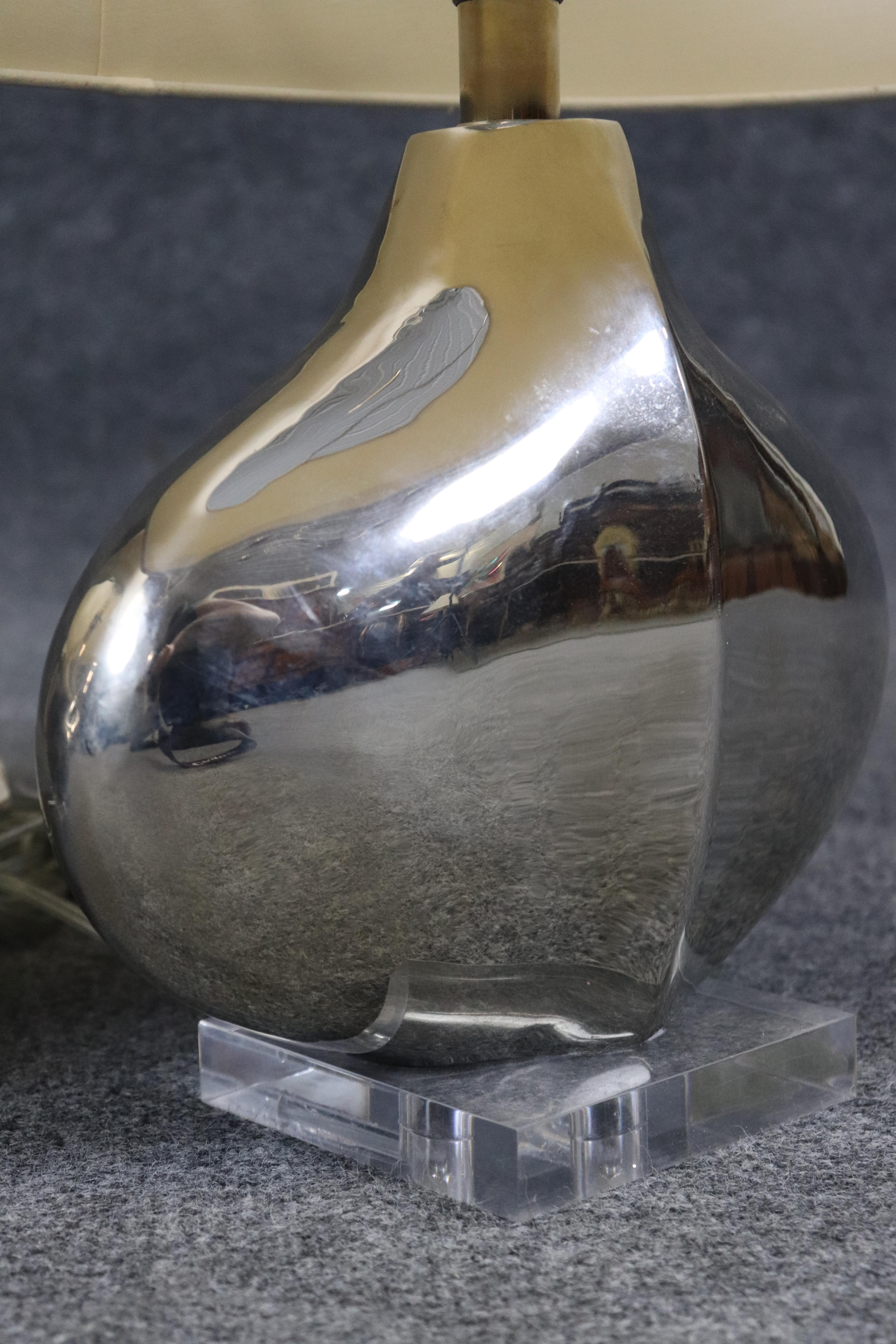 Paire de lampes de bureau Tanner Kenzie mi-siècle moderne en acier poli et lucite en vente 4