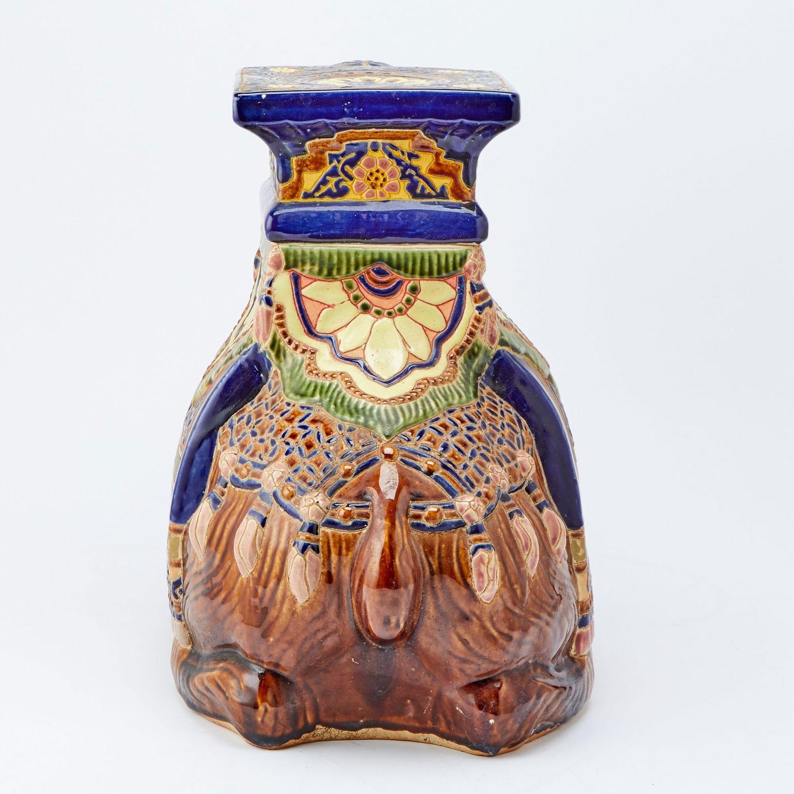 Paar vintage polychrom glasierte Kamele, jeweils 22 x 16 x 12 Zoll, in zeremonieller Prozessionskleidung sitzend, einschließlich großer Sättel mit flachen Oberseiten, die als Skulpturen oder als Pflanzenständer verwendet werden können.  Alle in
