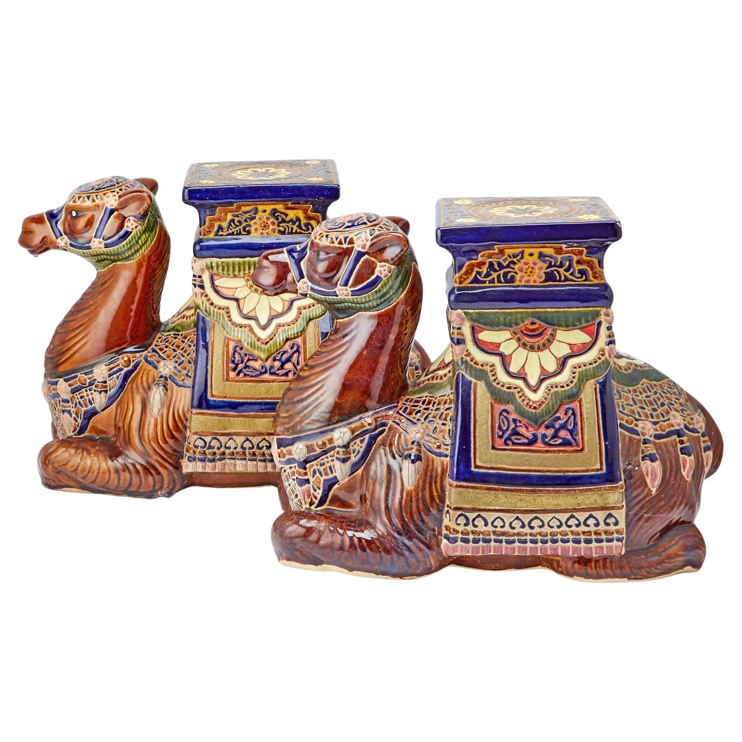 Paar polychrom glasierte Majolika-Kamelien-/Pflanzgefäßständer aus Majolika im Angebot