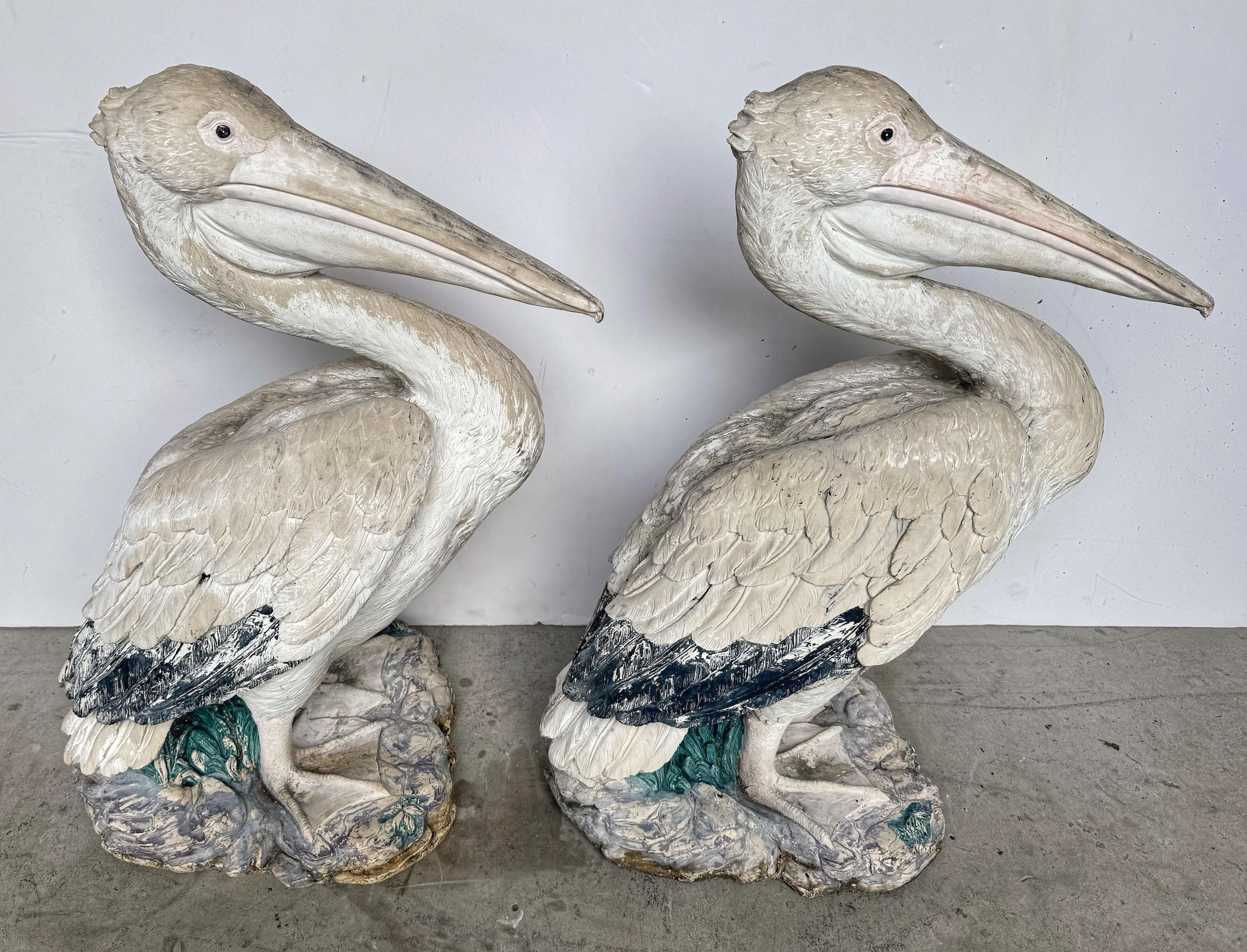 Paire de figurines de jardin grandeur nature en résine polychrome représentant des pélicans, fin du 20e siècle en vente 4