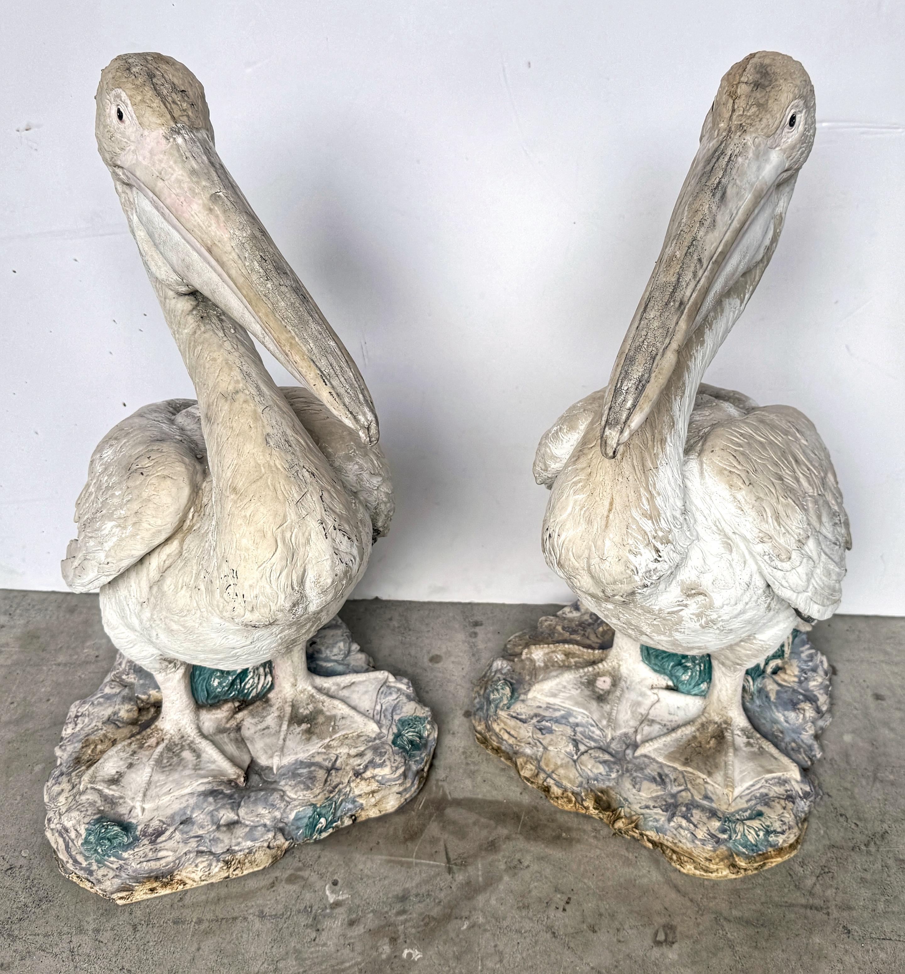 Polychromé Paire de figurines de jardin grandeur nature en résine polychrome représentant des pélicans, fin du 20e siècle en vente