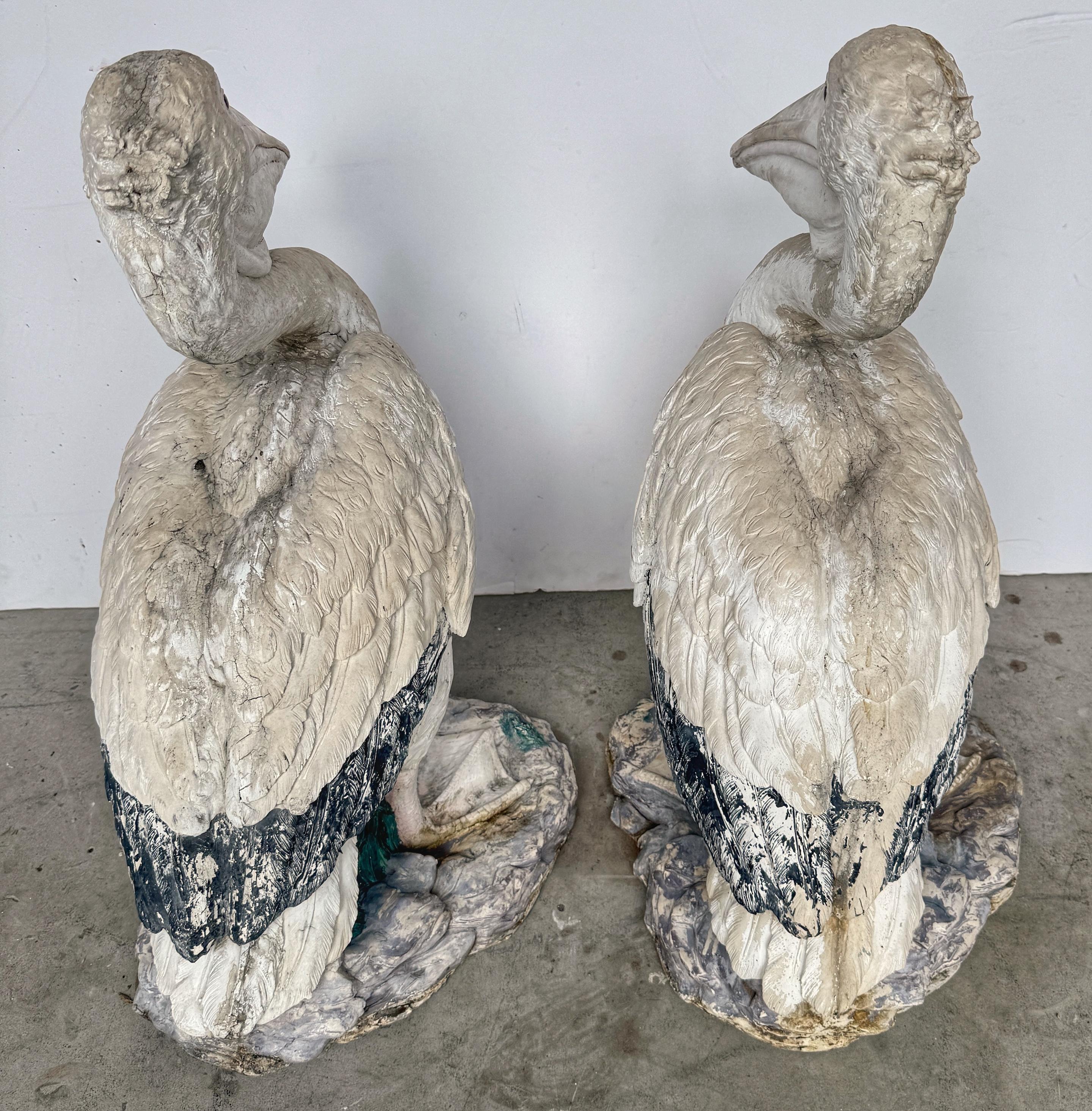 Paire de figurines de jardin grandeur nature en résine polychrome représentant des pélicans, fin du 20e siècle Bon état - En vente à West Palm Beach, FL