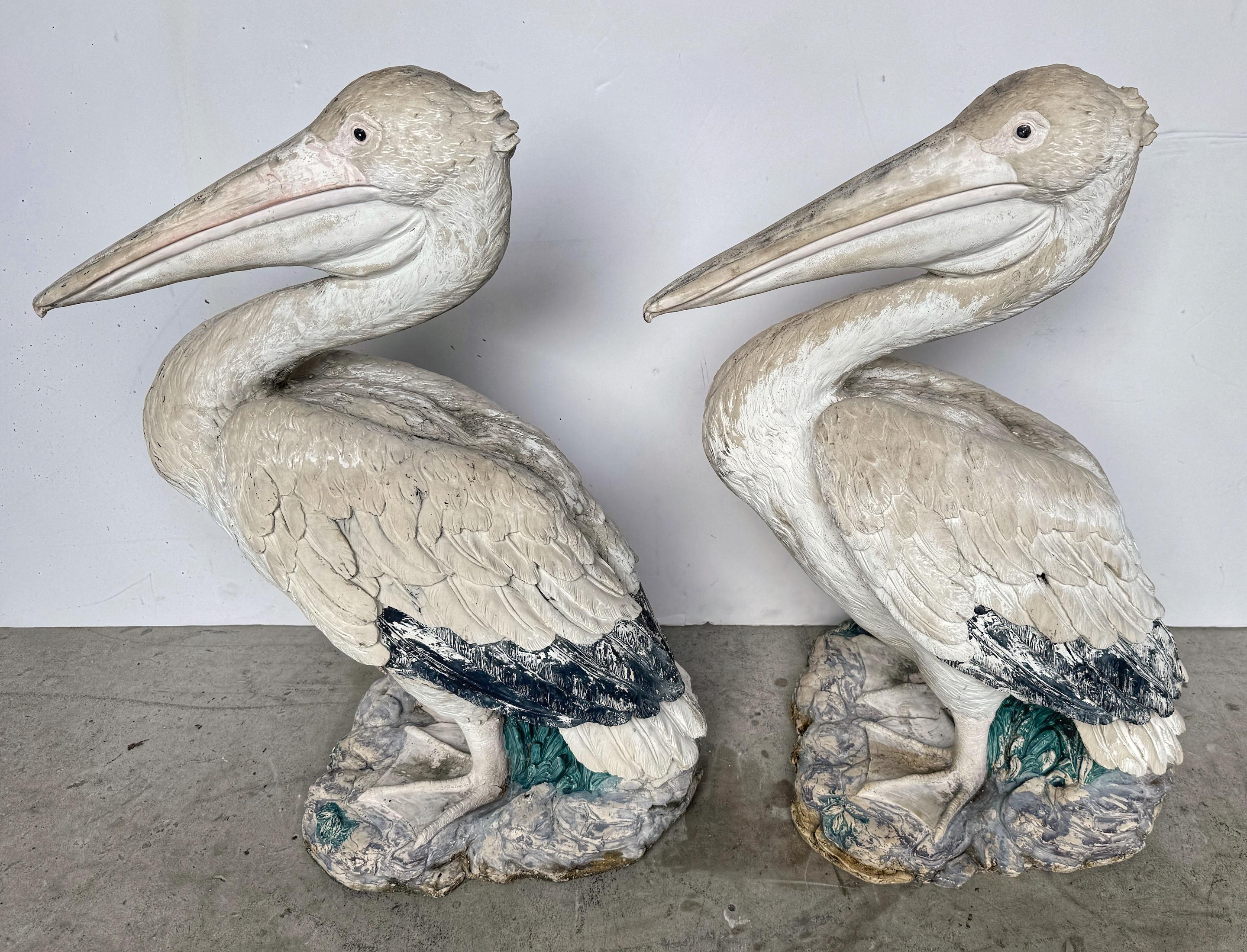 20ième siècle Paire de figurines de jardin grandeur nature en résine polychrome représentant des pélicans, fin du 20e siècle en vente