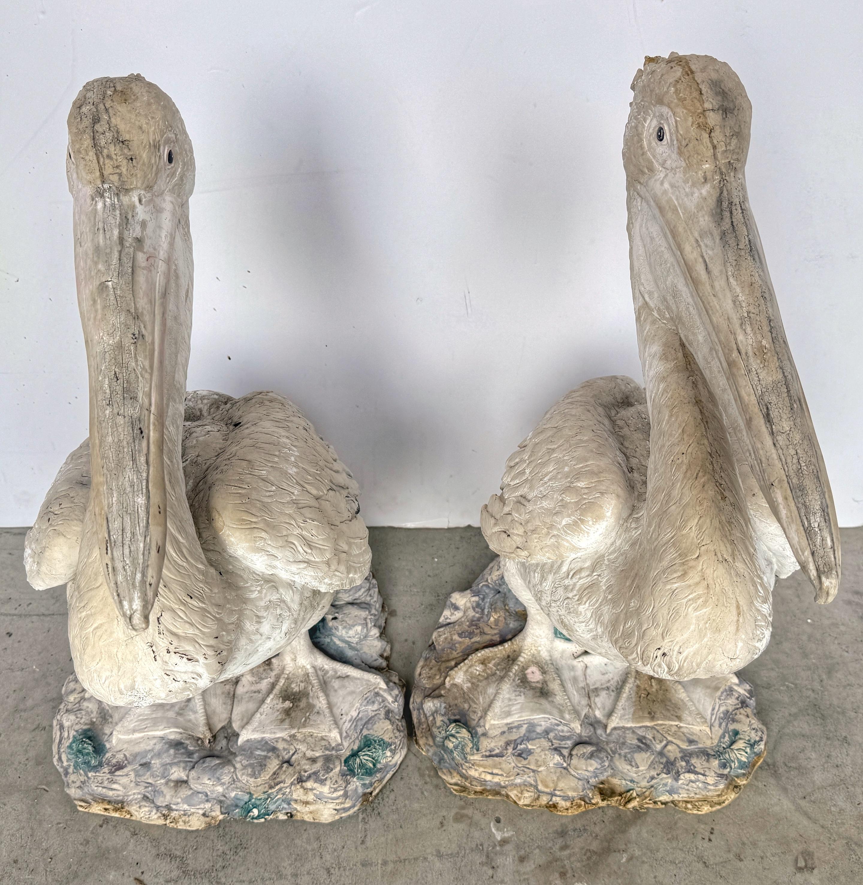 Résine Paire de figurines de jardin grandeur nature en résine polychrome représentant des pélicans, fin du 20e siècle en vente